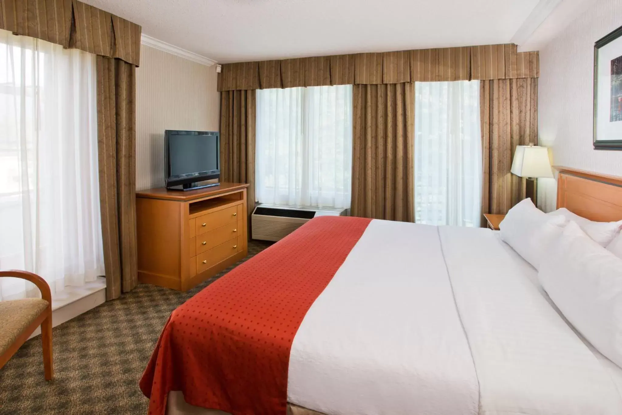 Photo of the whole room, Bed in Holiday Inn & Suites North Vancouver, an IHG Hotel