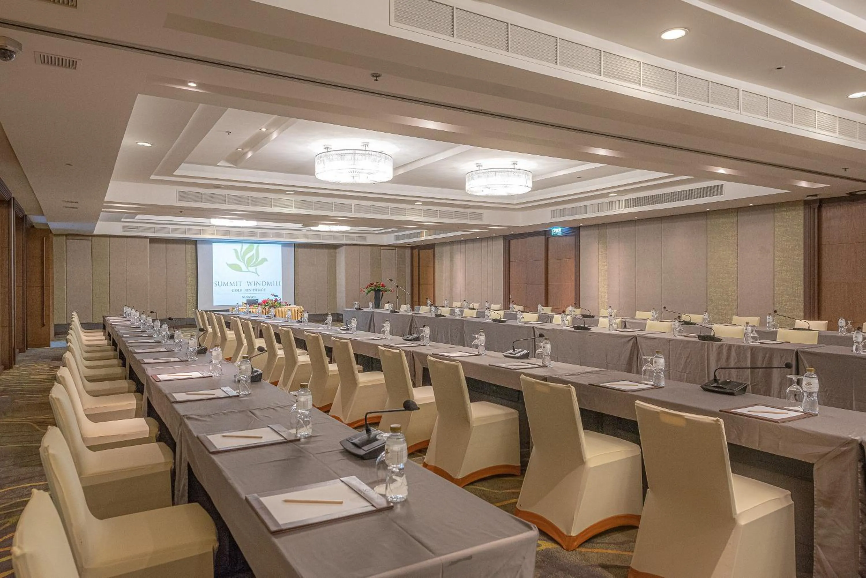 Meeting/conference room in Summit Windmill Golf Suite Hotel at Suvarnabhumi