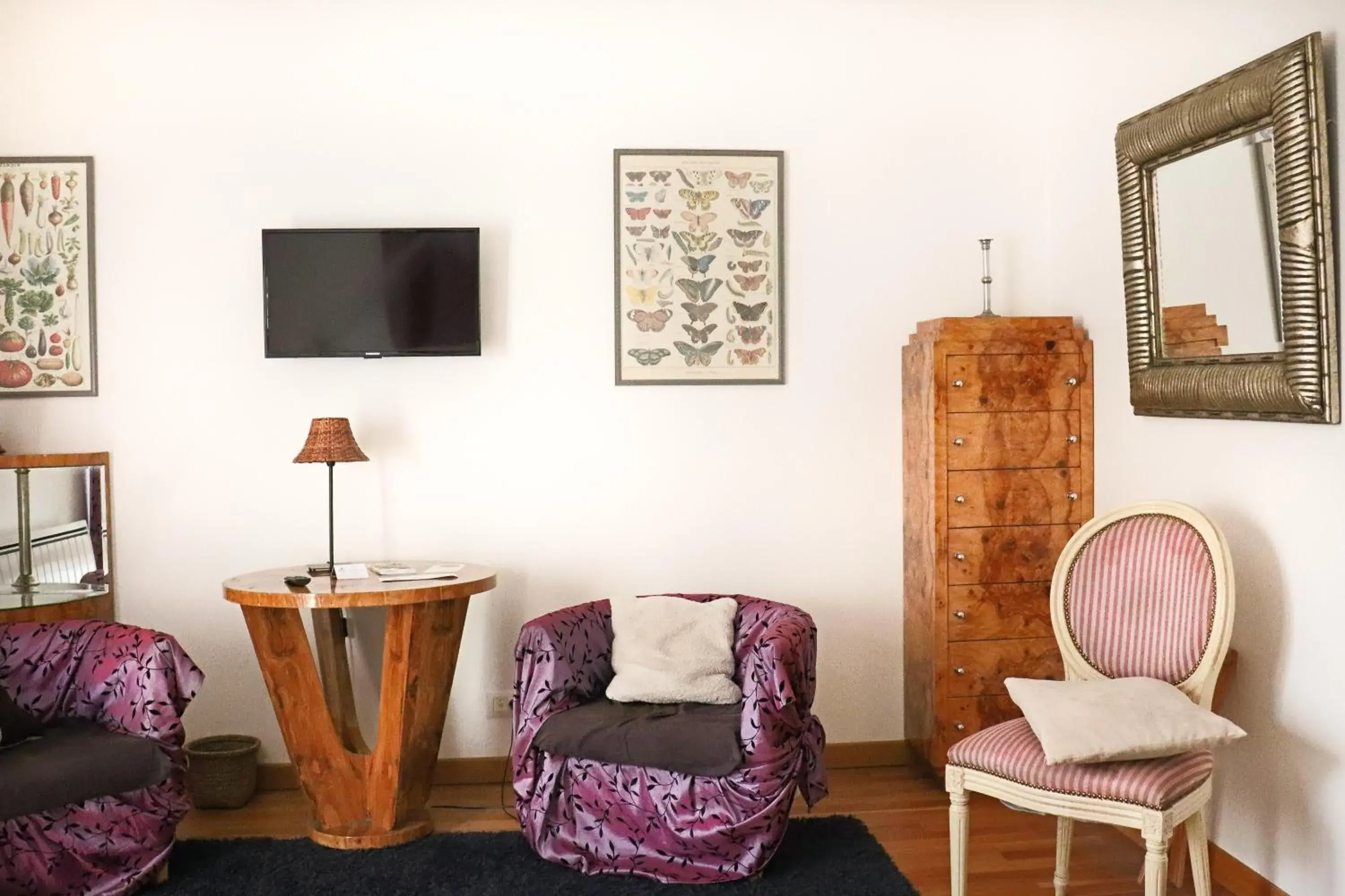 TV and multimedia, Seating Area in A La Villa Boucicaut