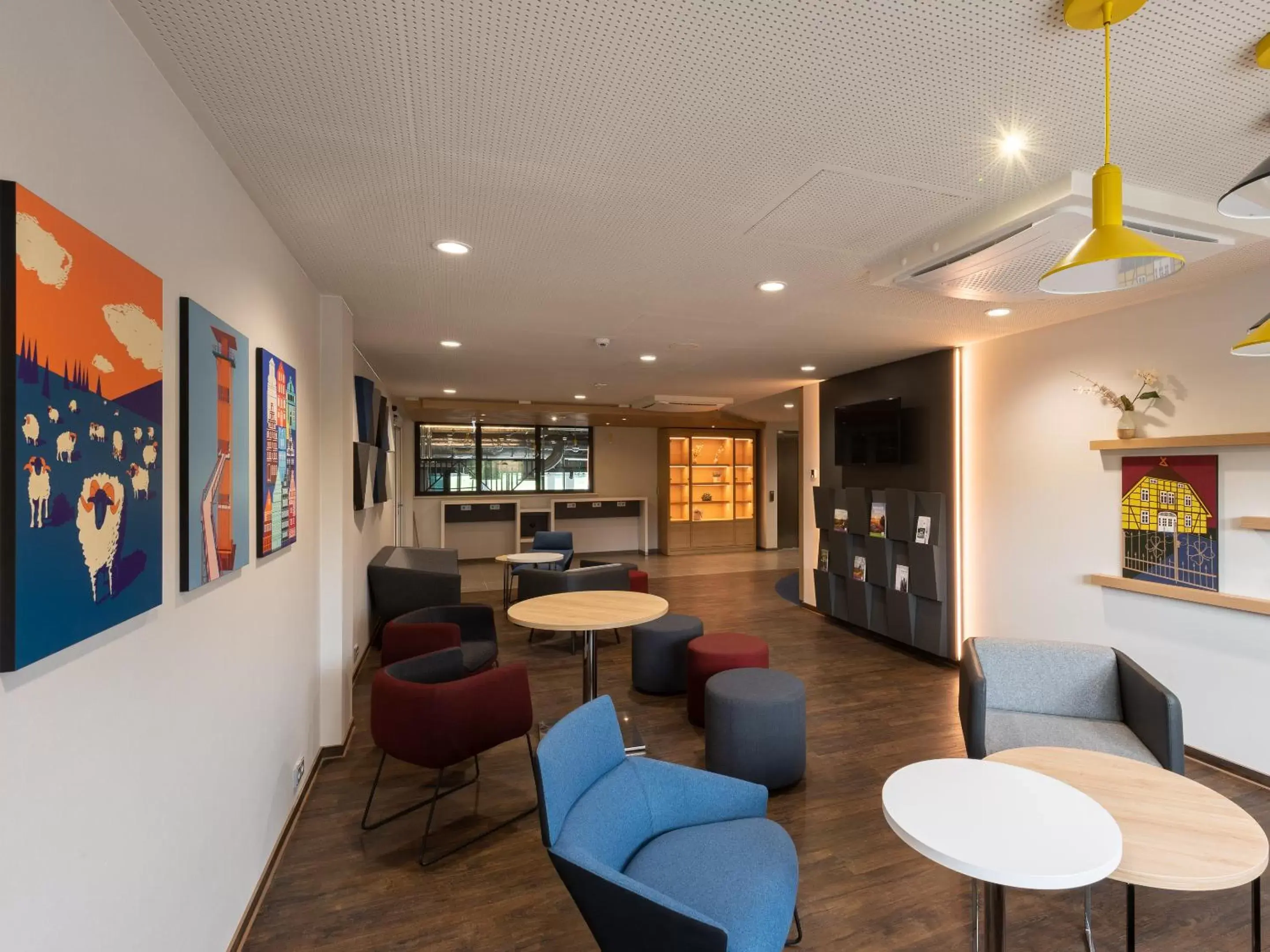 Lobby or reception in Holiday Inn Express - Hamburg South A7-AS42 by IHG Lobby or reception in Holiday Inn Express - Hamburg South A7-AS42 by IHG