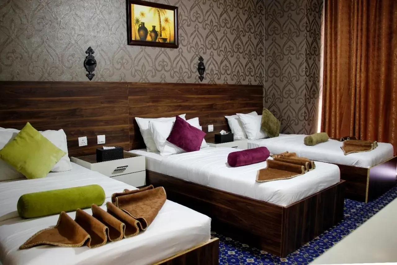 Bedroom, Bed in Balcony Hotel
