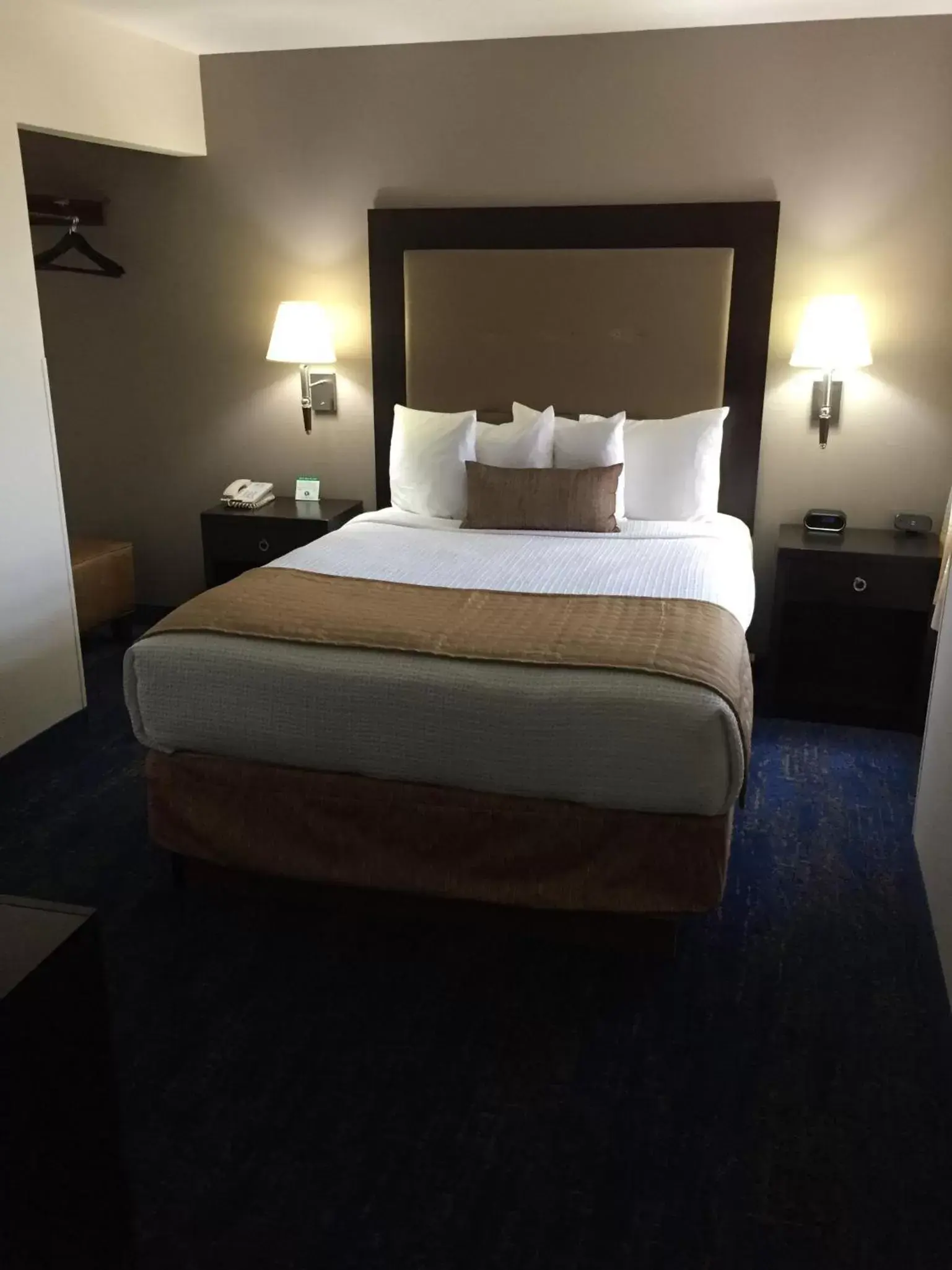 Bed in Best Western Plus Portland Airport Hotel & Suites