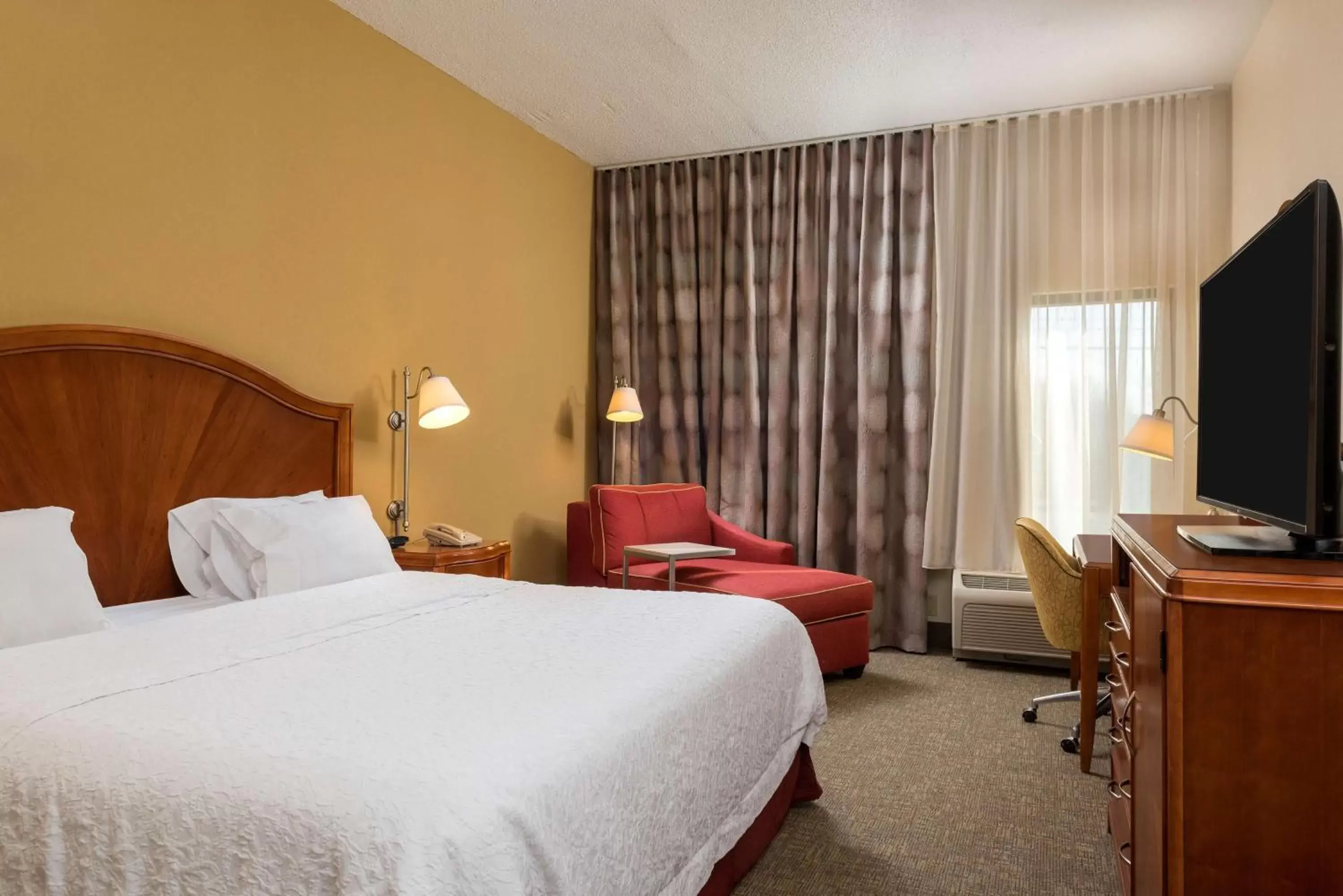 Bedroom, Bed in Hampton Inn Roanoke/Hollins - I-81