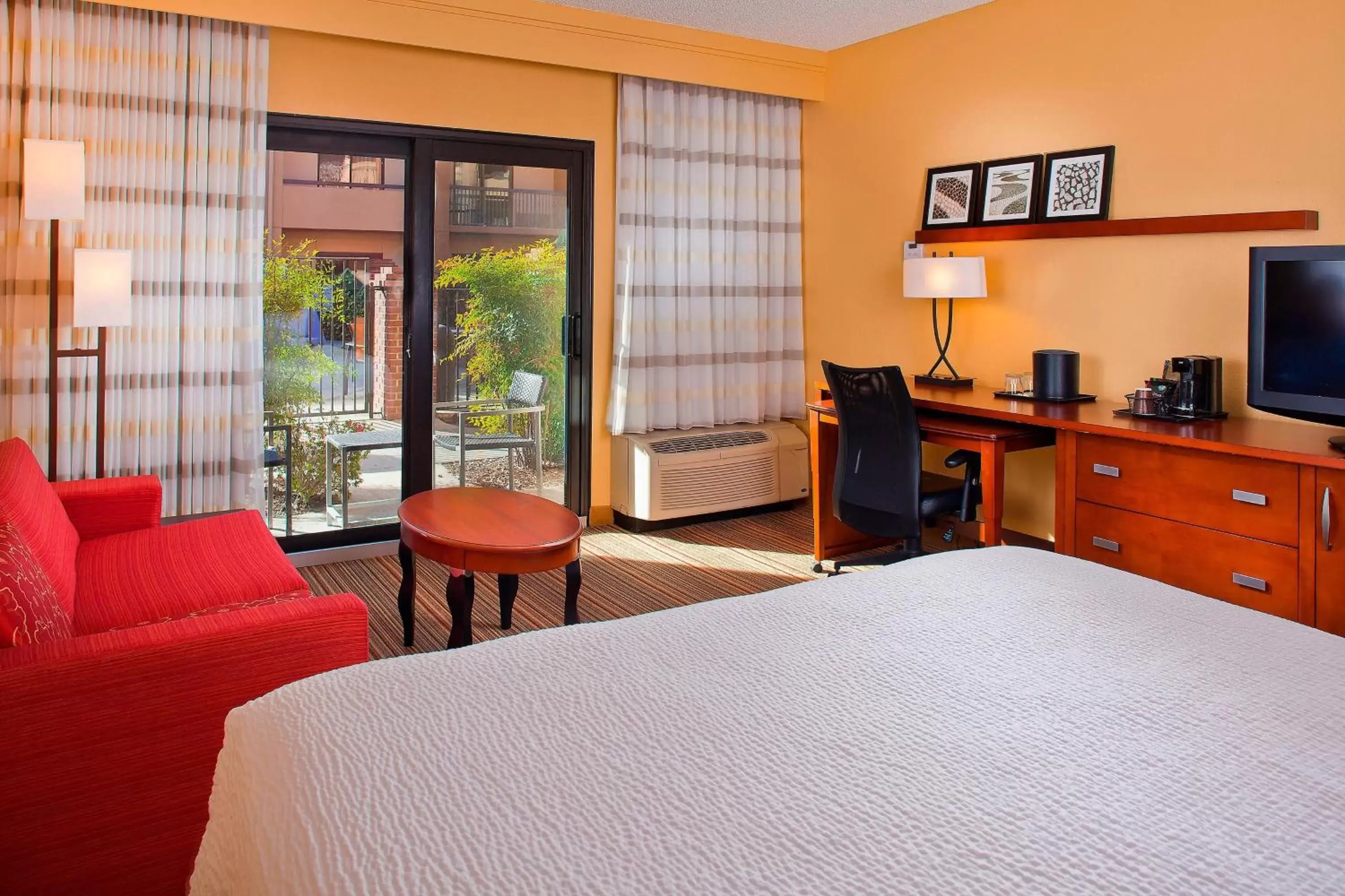 Photo of the whole room in Courtyard by Marriott Orlando Airport