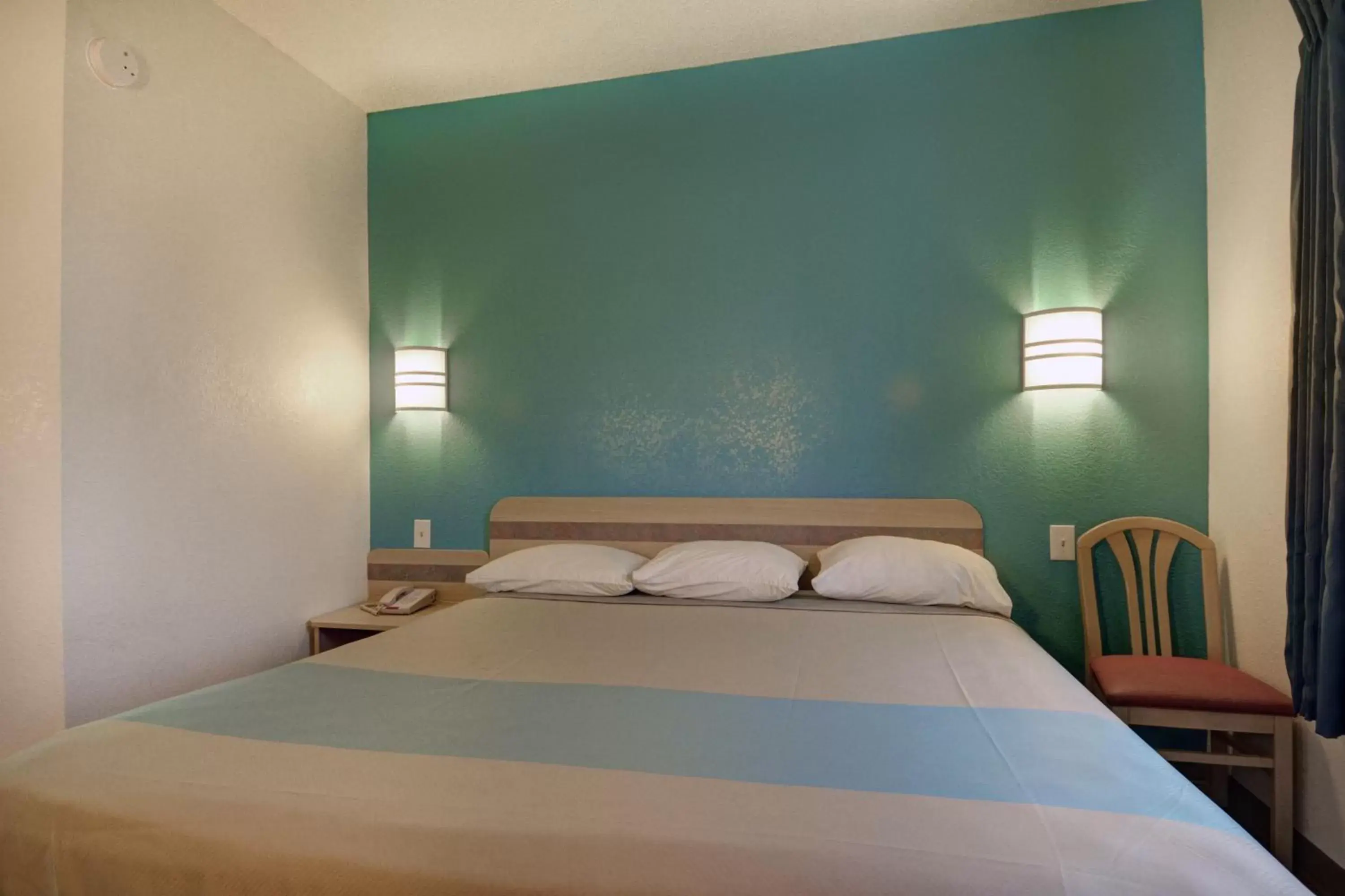 Bedroom, Bed in Motel 6-Denison, TX