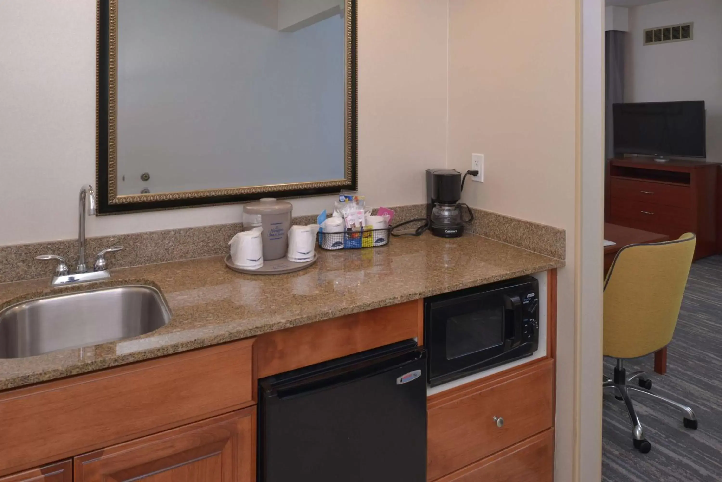 Kitchen or kitchenette, Kitchen/Kitchenette in Hampton Inn and Suites Bakersfield North-Airport