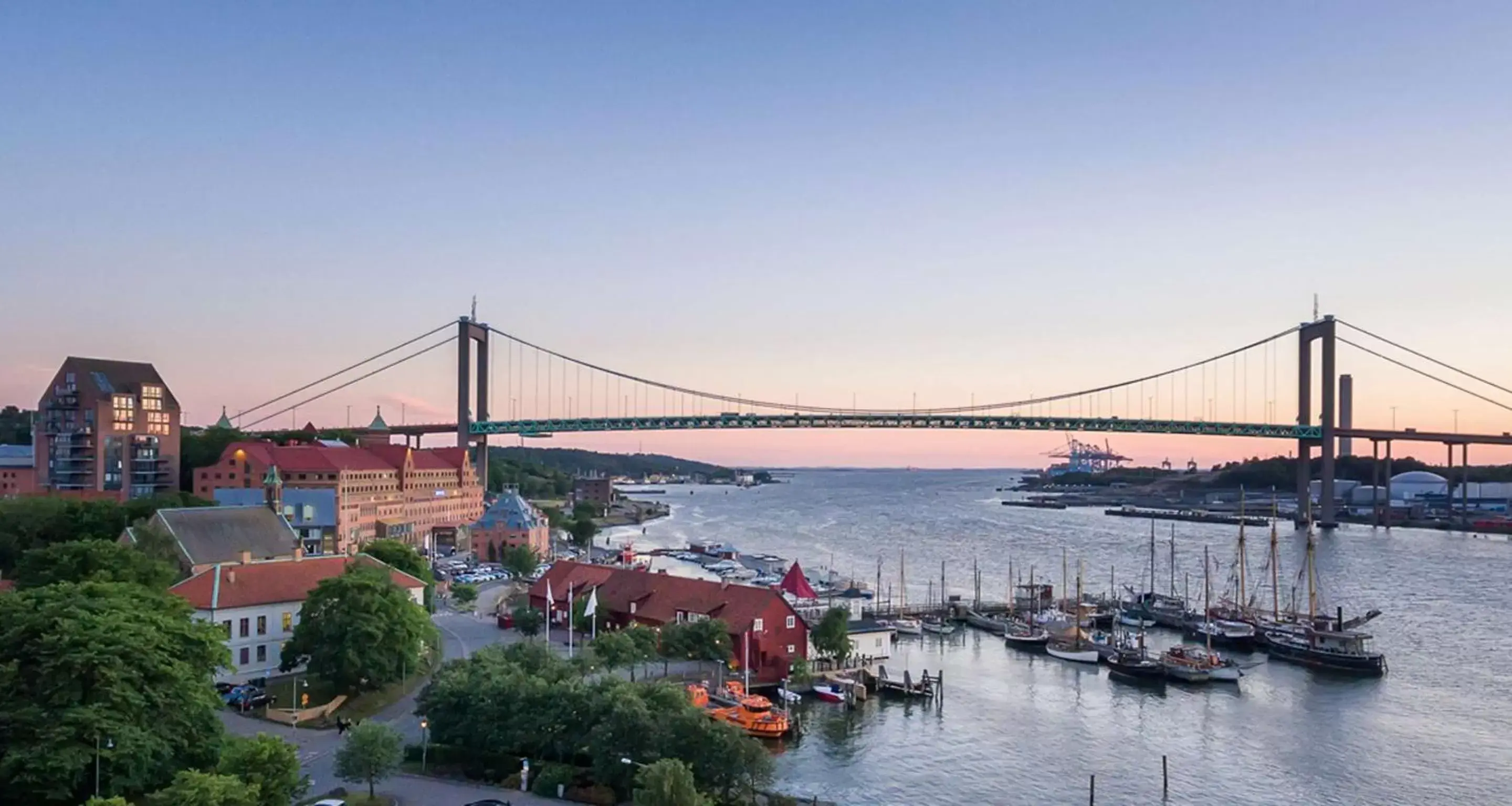 Property building in Quality Hotel Waterfront Property building in Quality Hotel Waterfront