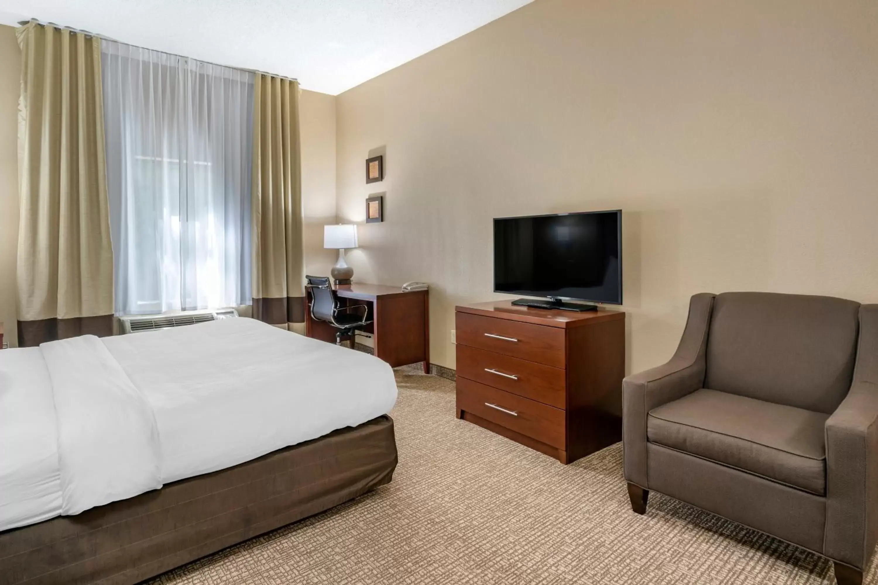 Bedroom, TV/Entertainment Center in Comfort Inn & Suites St Louis-O'Fallon