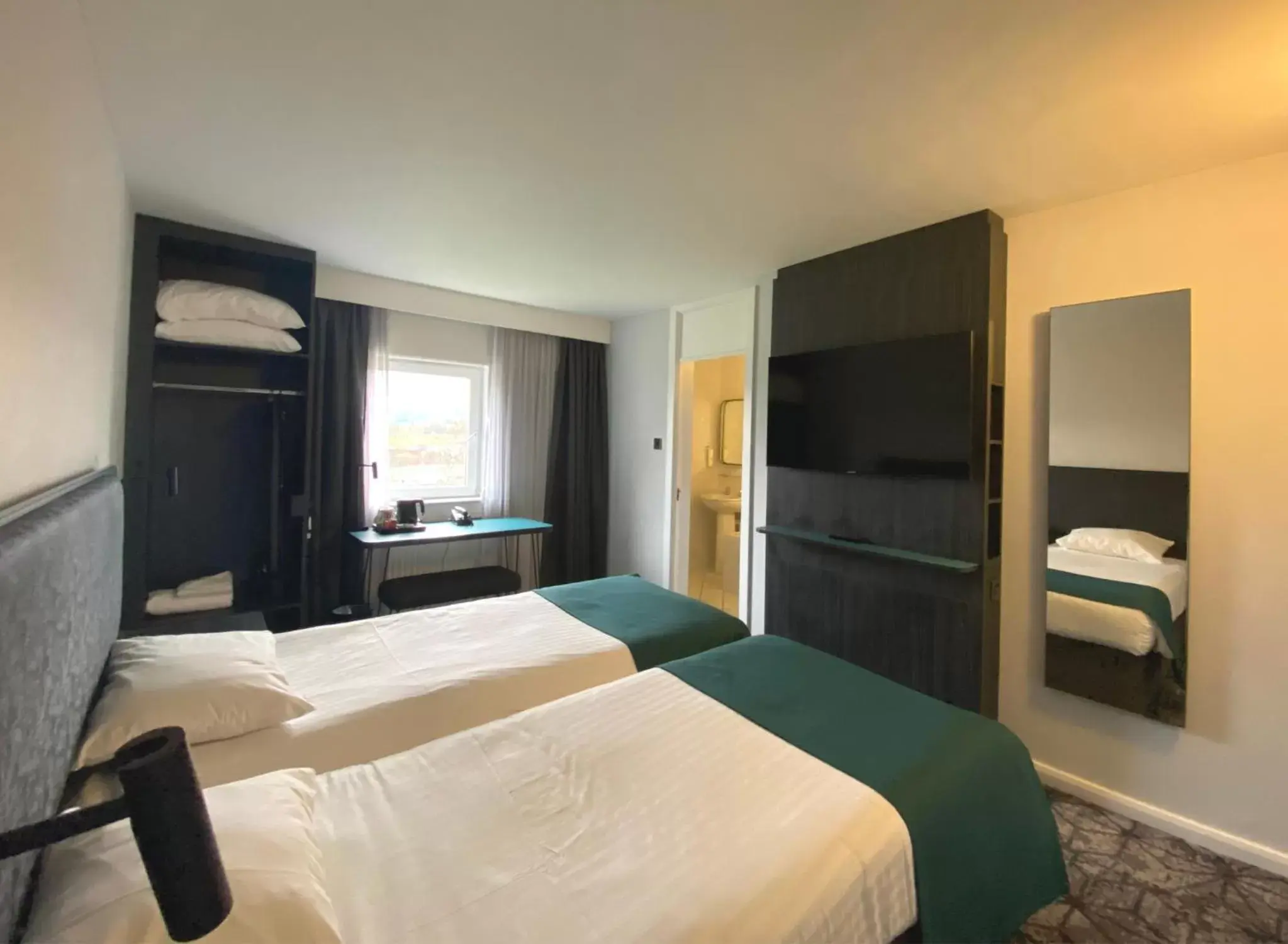 Superior Twin Room in Normandy Hotel (Near Glasgow Airport)