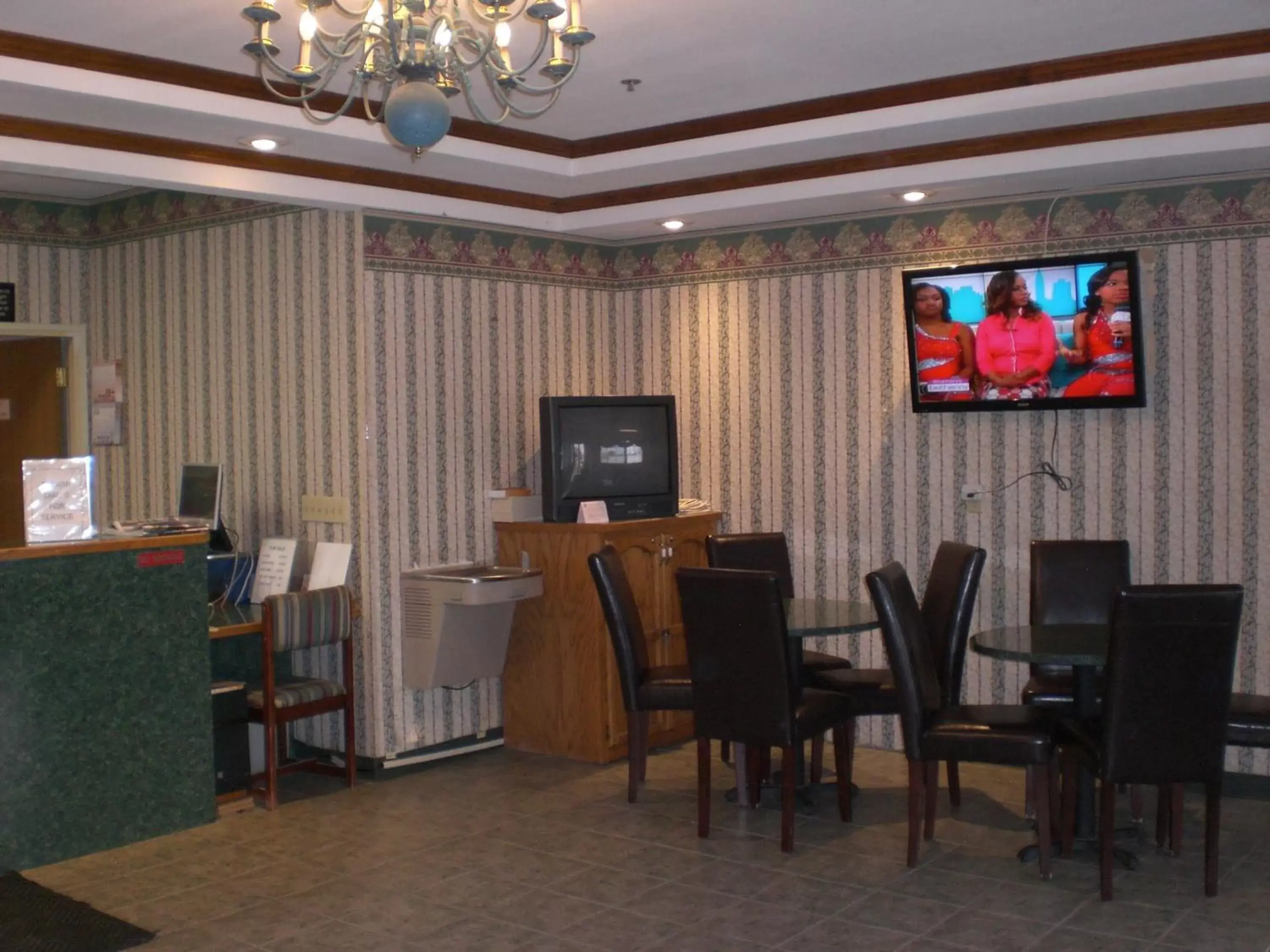 Communal lounge/ TV room, TV/Entertainment Center in Days Inn by Wyndham Butler