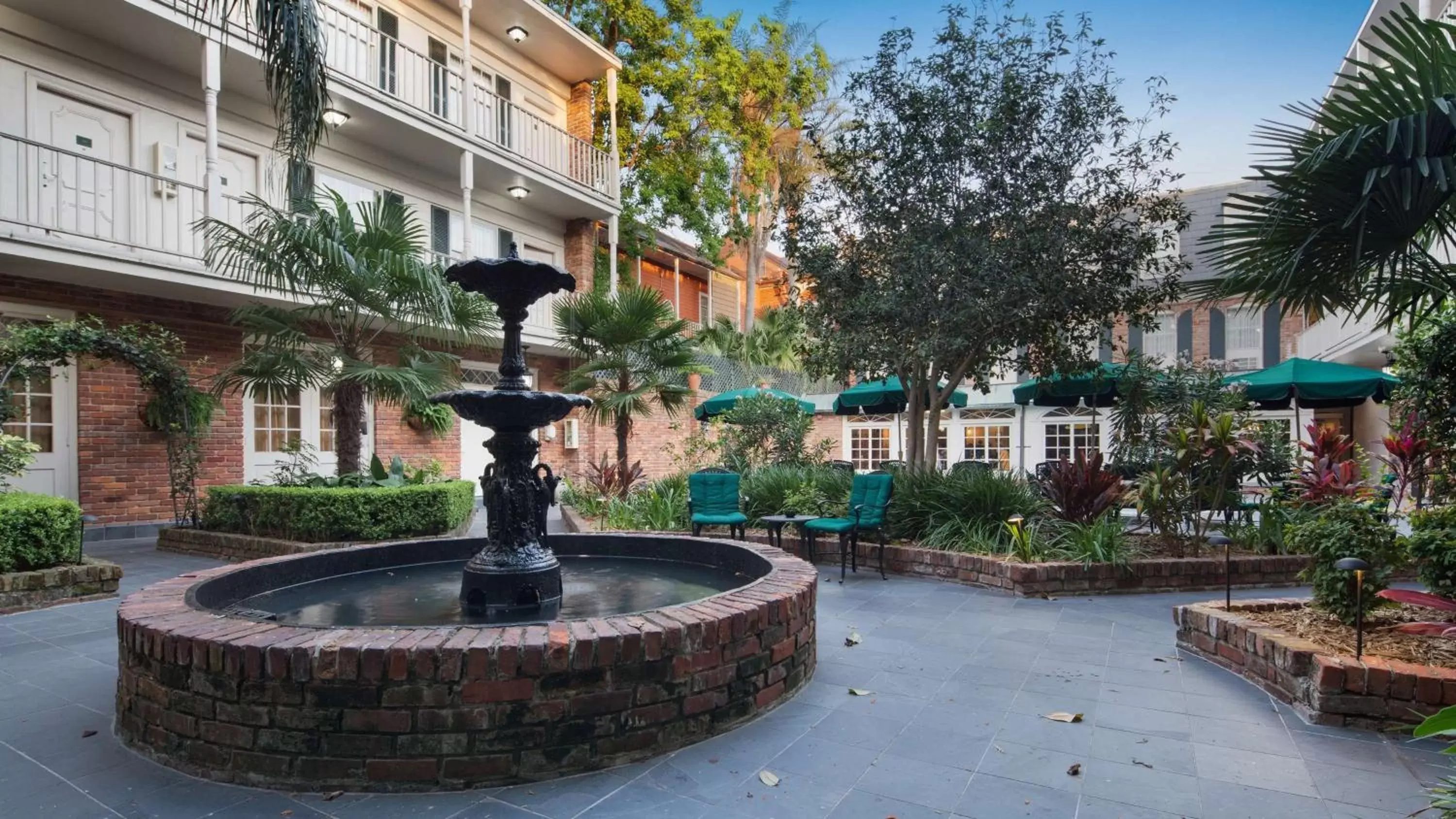Property building in Best Western Plus French Quarter Courtyard Hotel