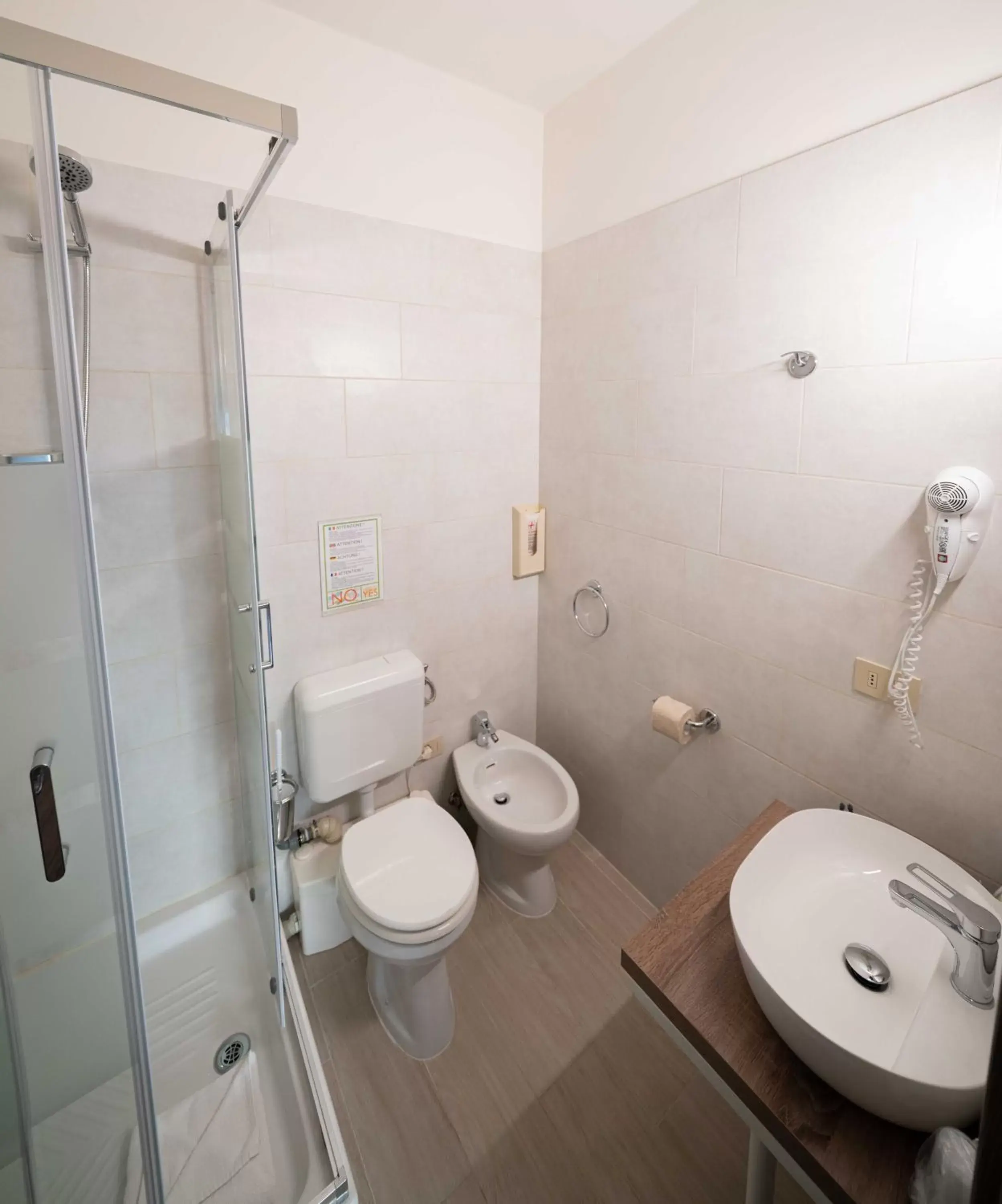 Bathroom in Hotel Cairoli