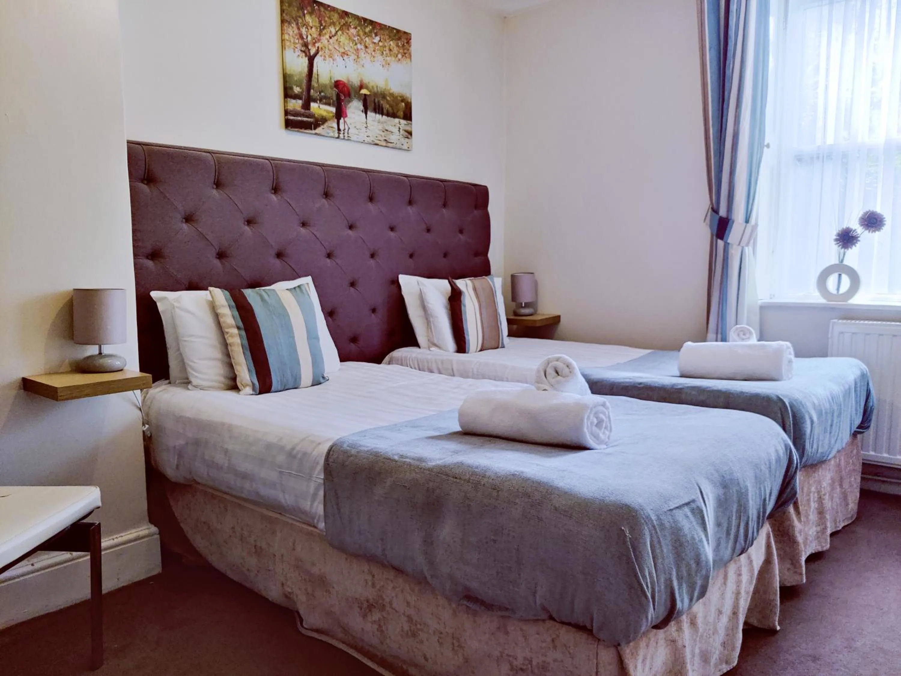 Bedroom, Bed in Wentworth House - Free Parking