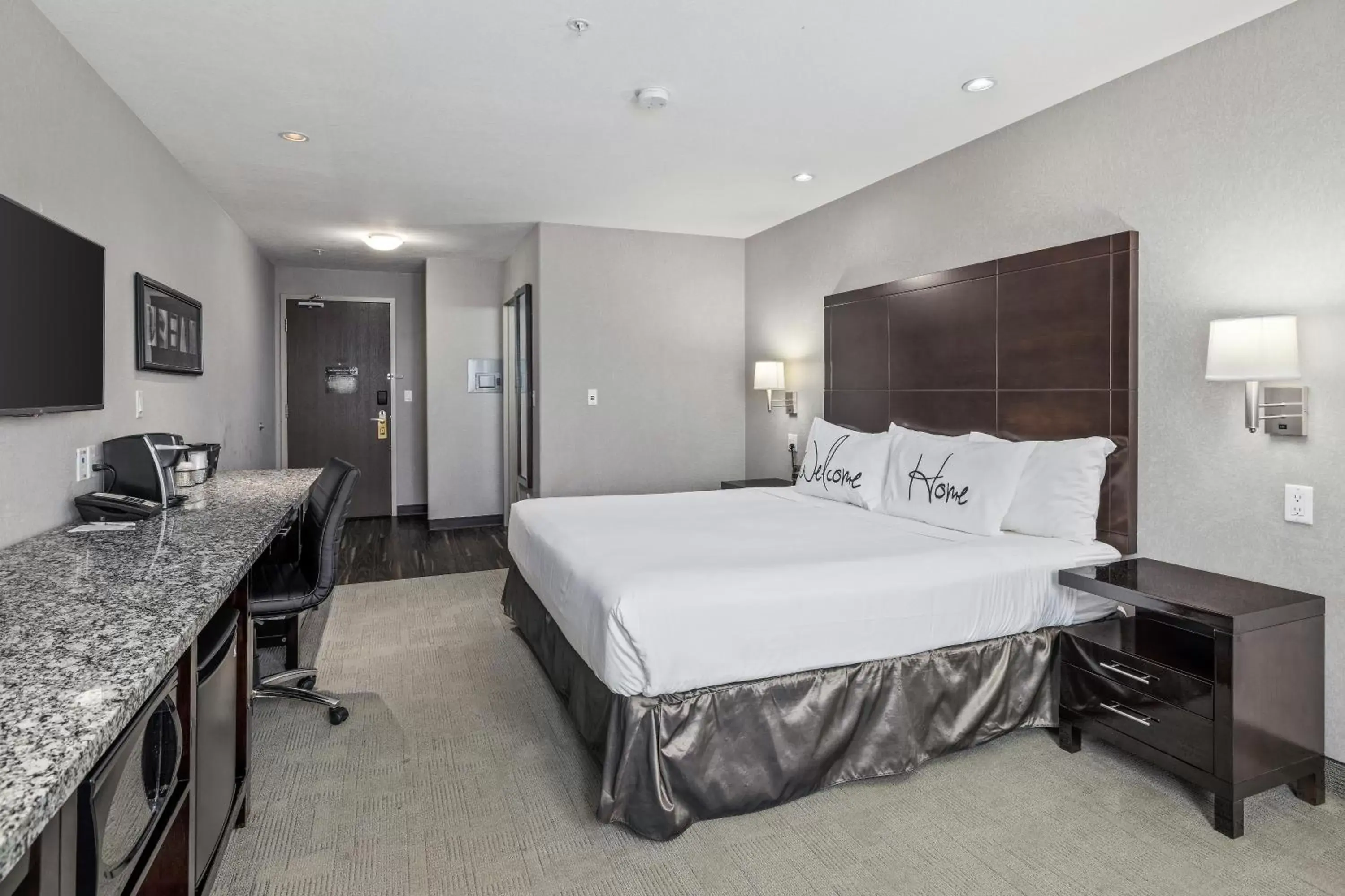 TV and multimedia, Bed in Home Inn & Suites Regina Airport
