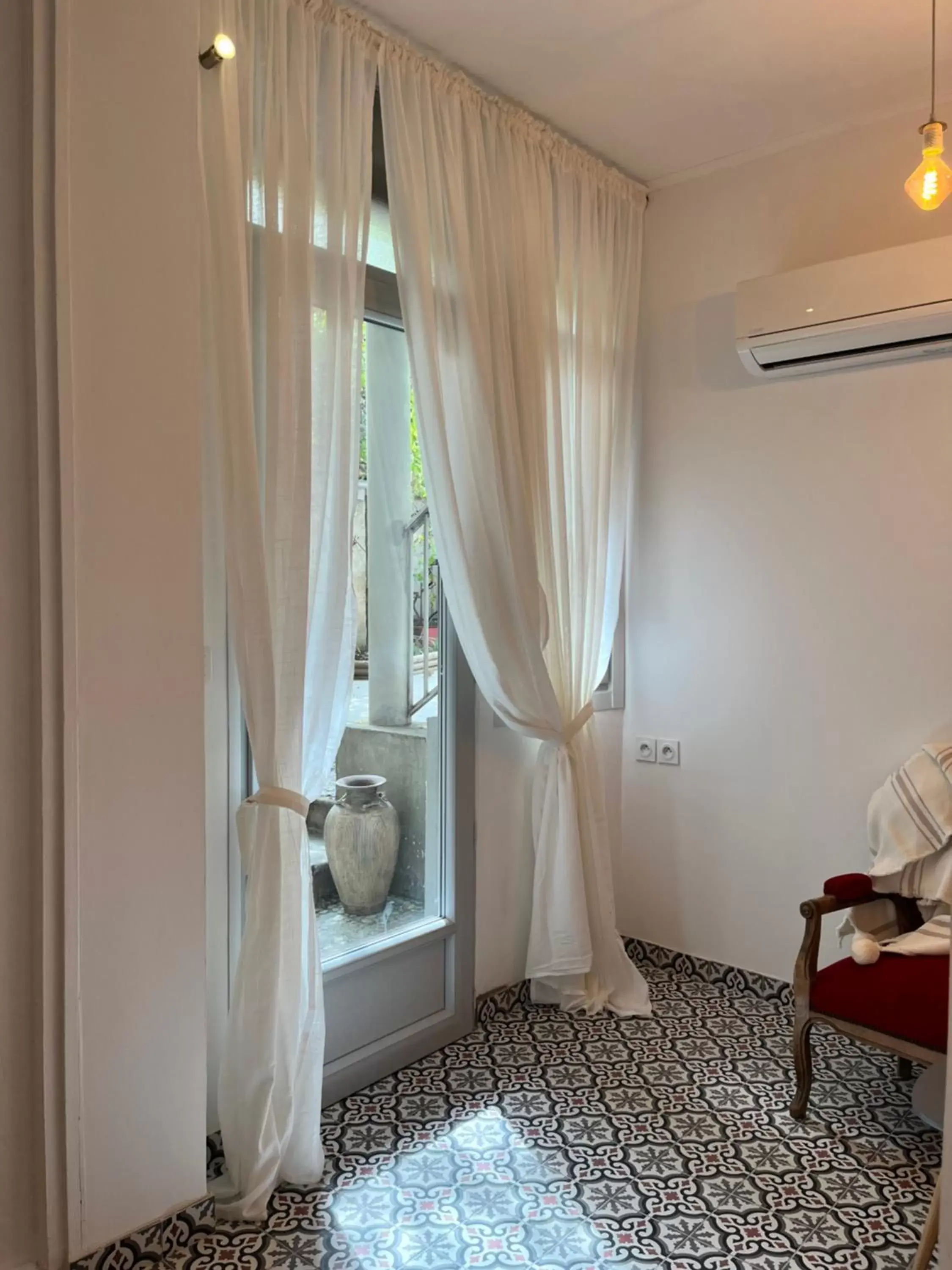 Seating area, Bathroom in SalutBB Chambre d'hote