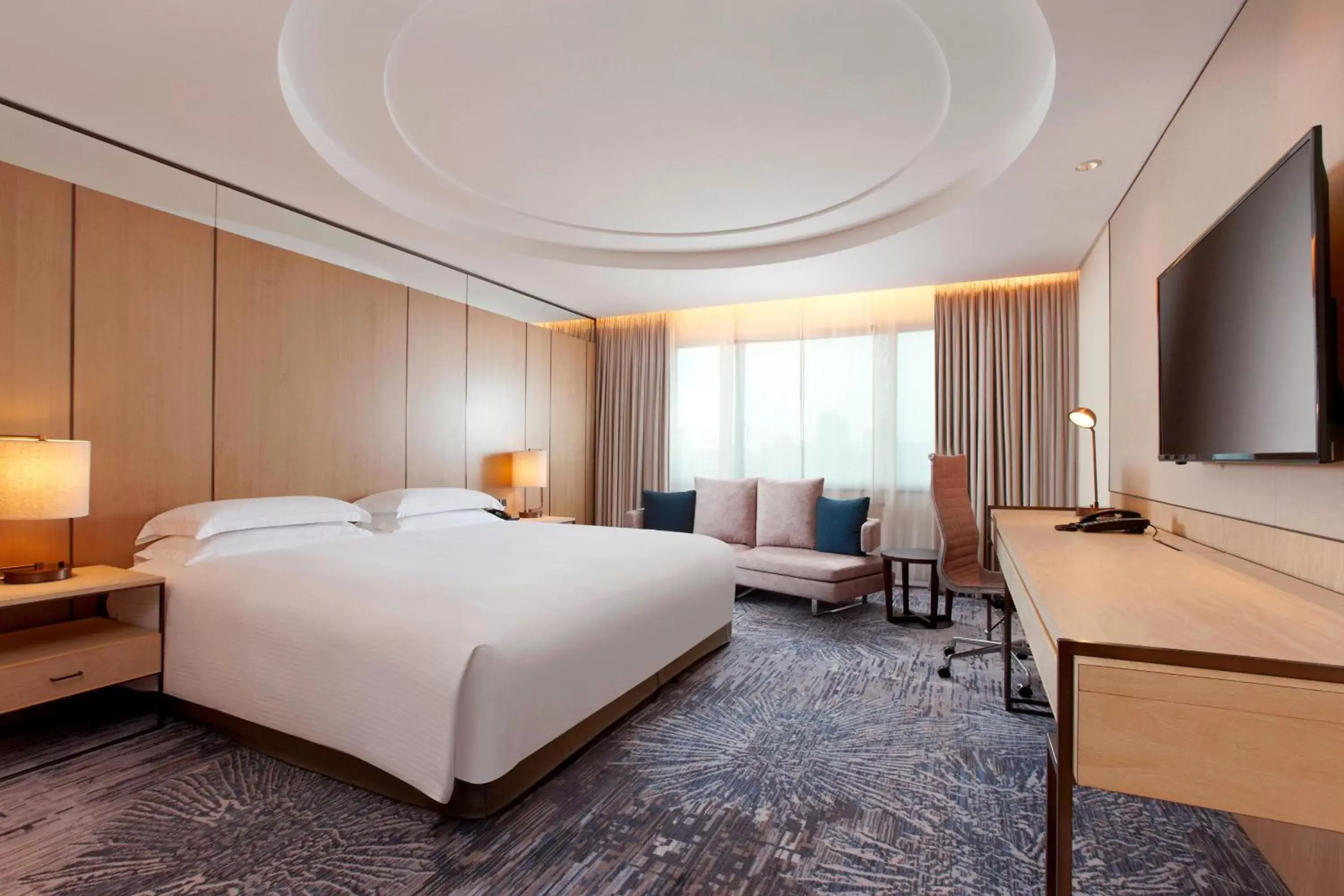 Photo of the whole room, Bed in Sheraton Grand Taipei Hotel