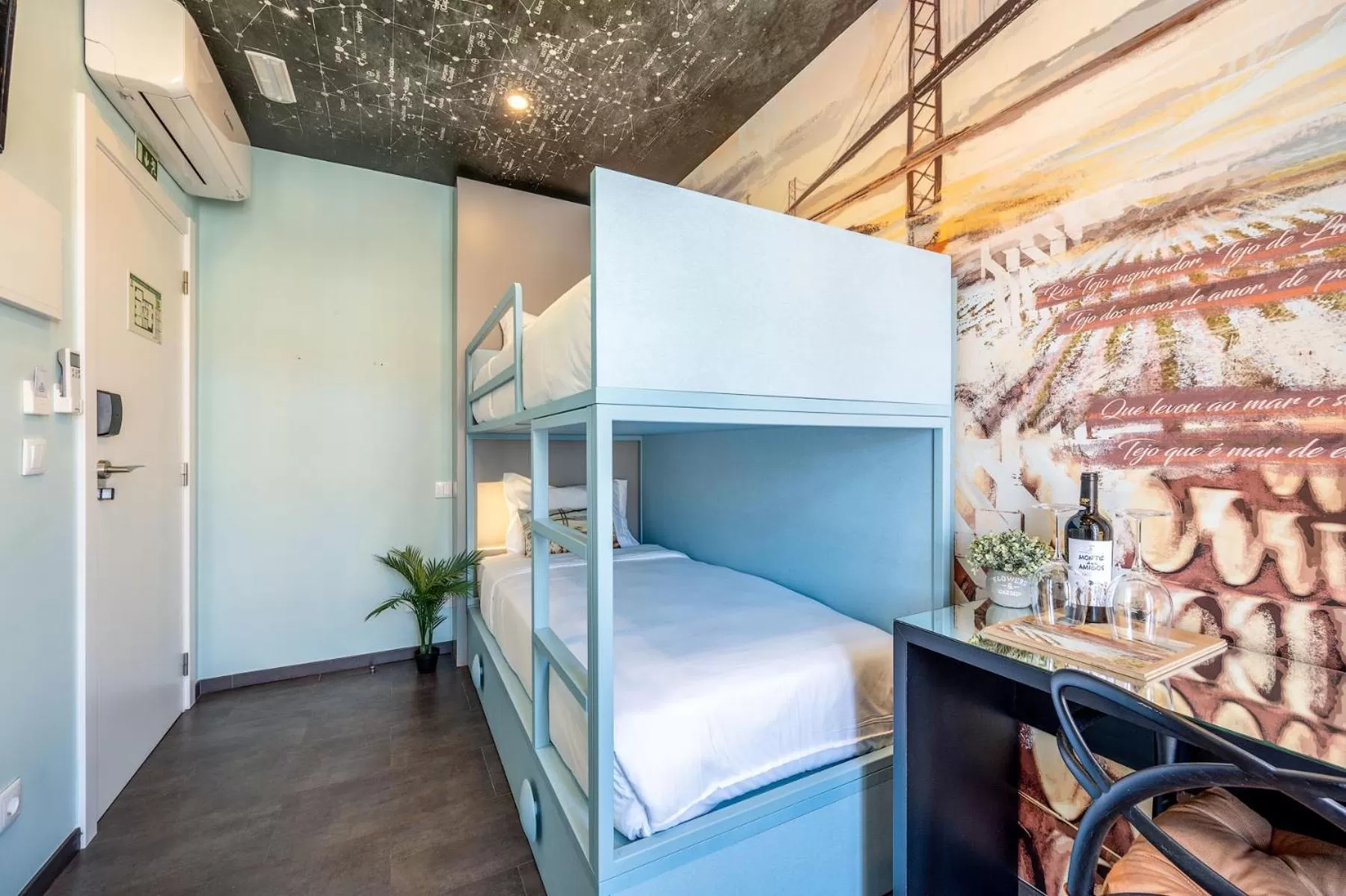 bunk bed in Lisbon Wine House - Rooms & Suites