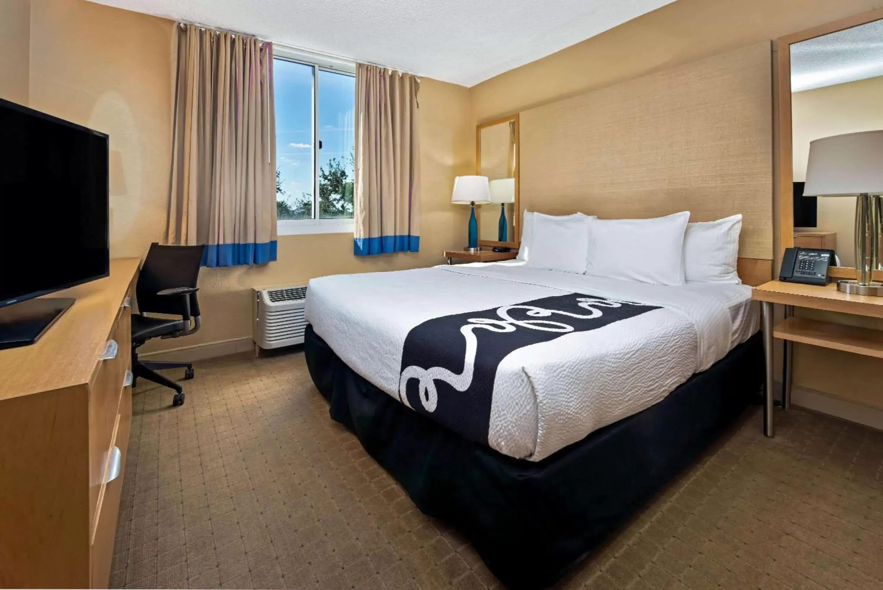 Photo of the whole room, Bed in La Quinta by Wyndham West Palm Beach Airport