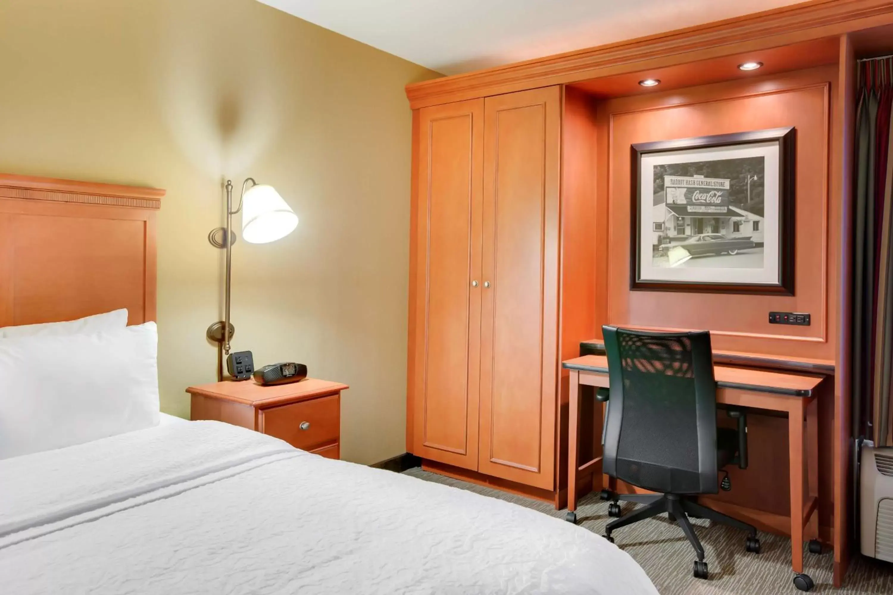 Bed in Hampton Inn Pittsburgh/Airport Bed in Hampton Inn Pittsburgh/Airport