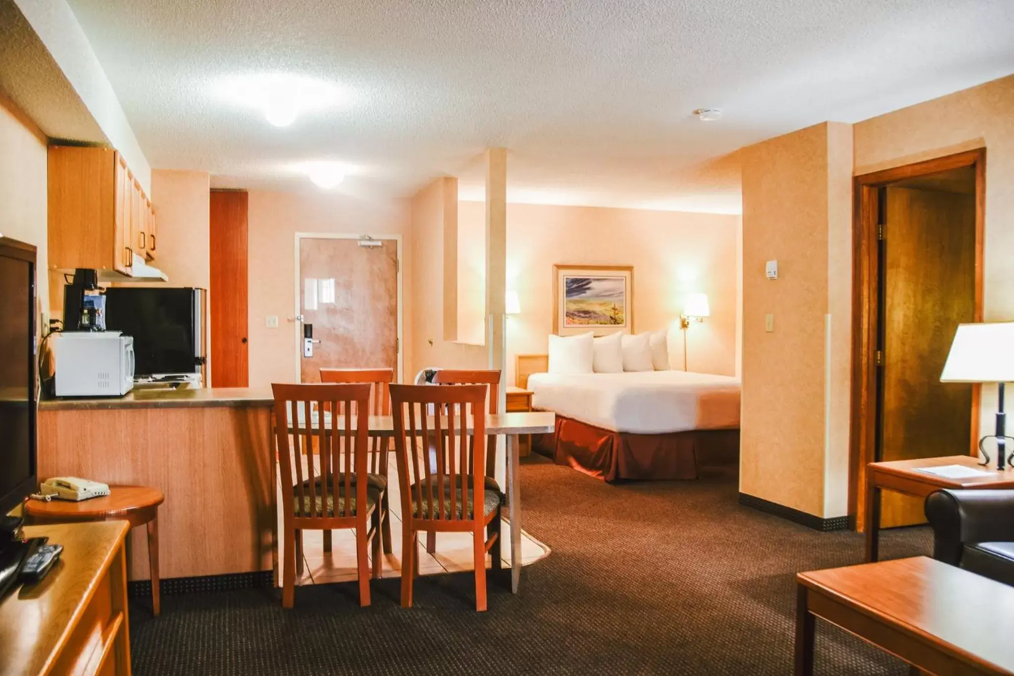 Photo of the whole room, Dining Area in Stony Plain Inn & Suites