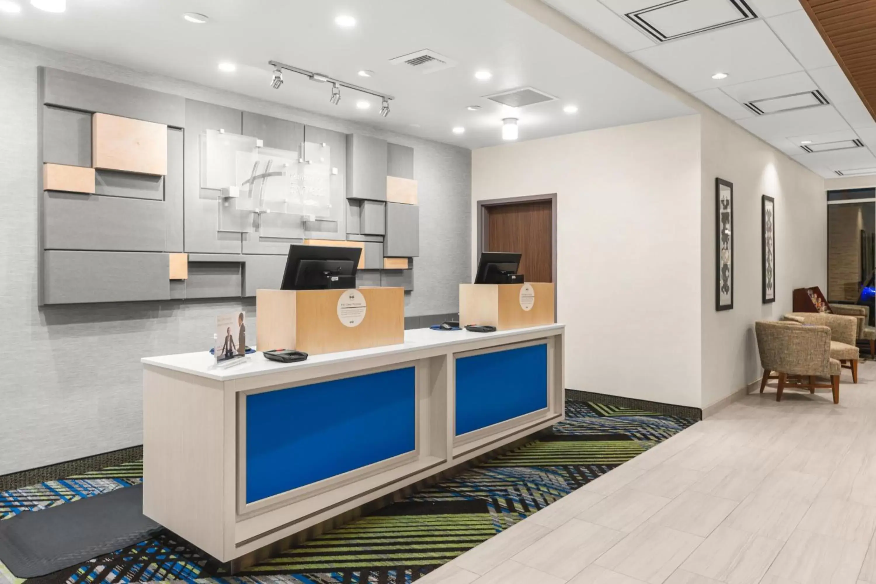 Lobby or reception in Holiday Inn Express Hotel & Suites Willows, an IHG Hotel