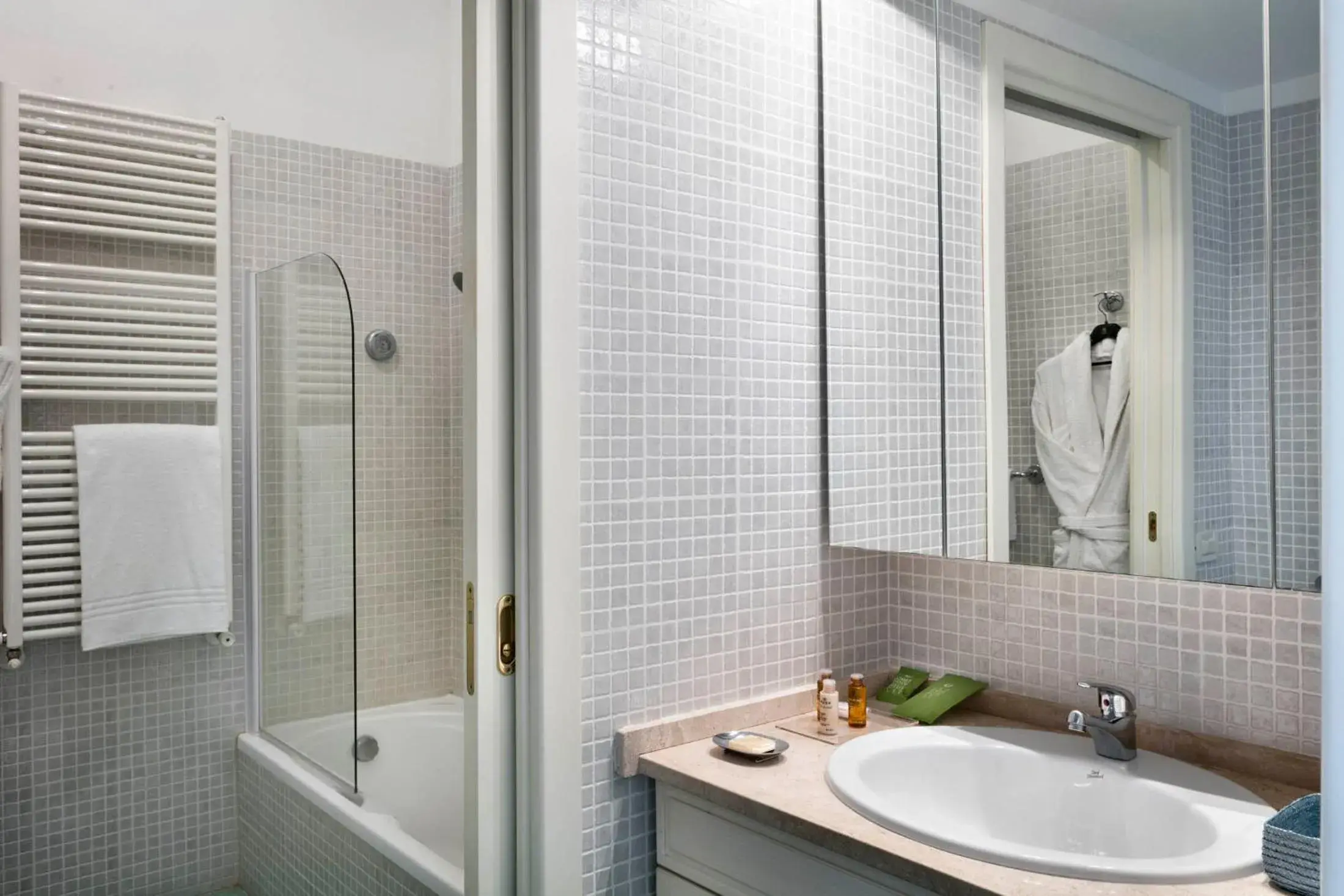 Shower, Bathroom in Hotel Santa Gilla