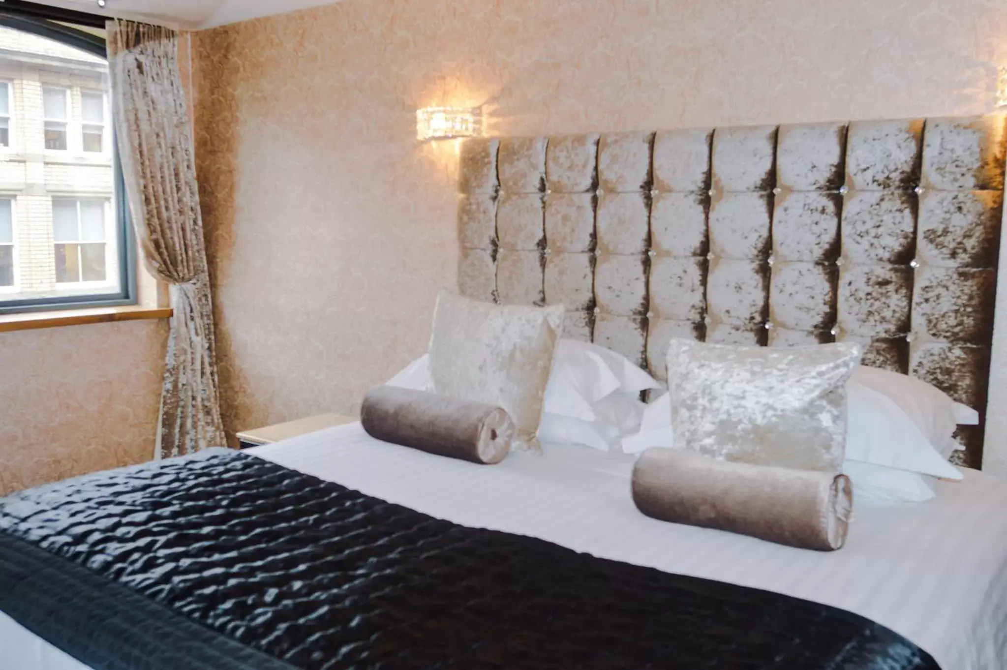 Bedroom, Bed in Posh Pads - Liverpool 1 - Apart-Hotel