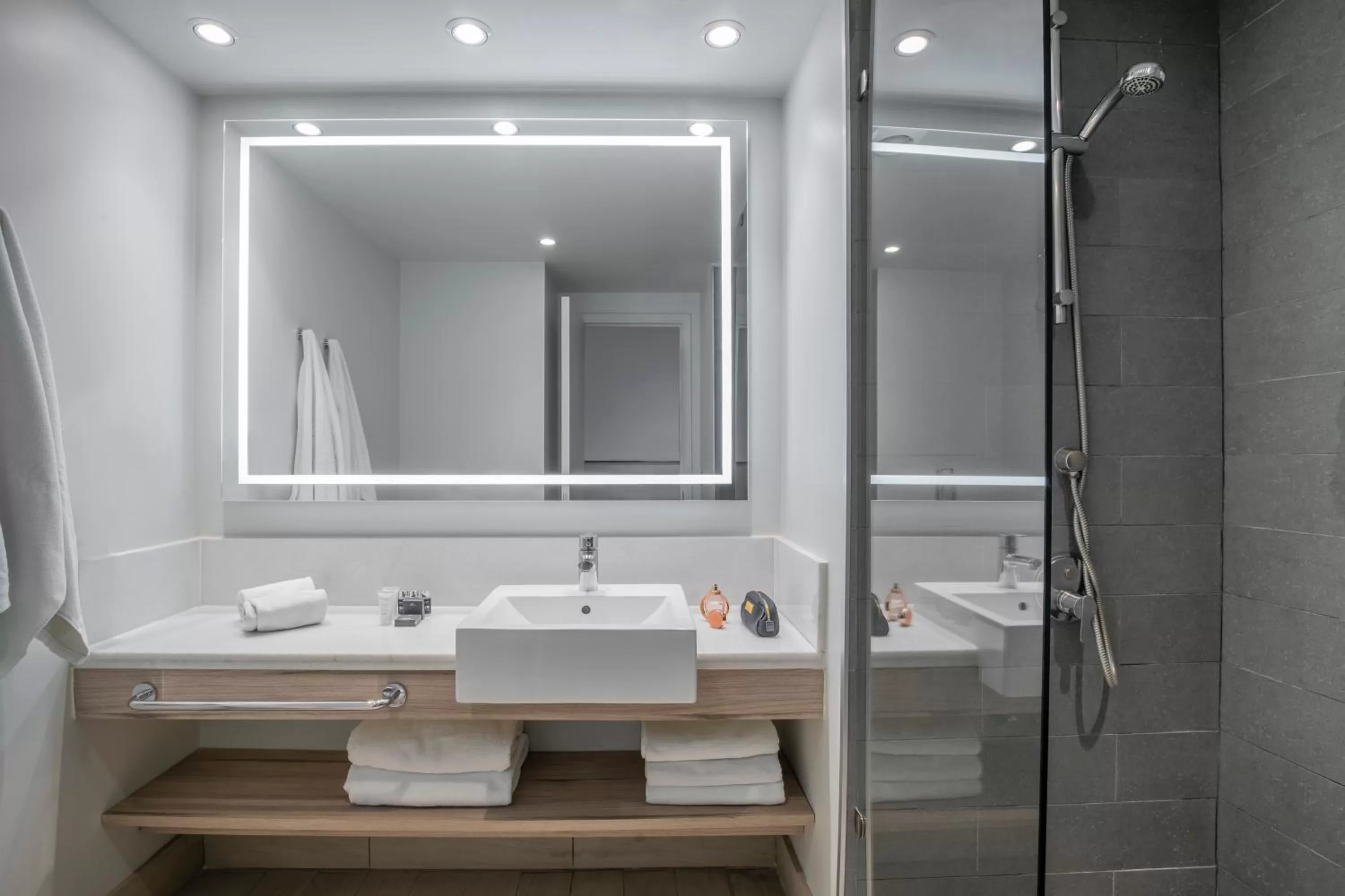 Shower in Pullman Santiago Vitacura