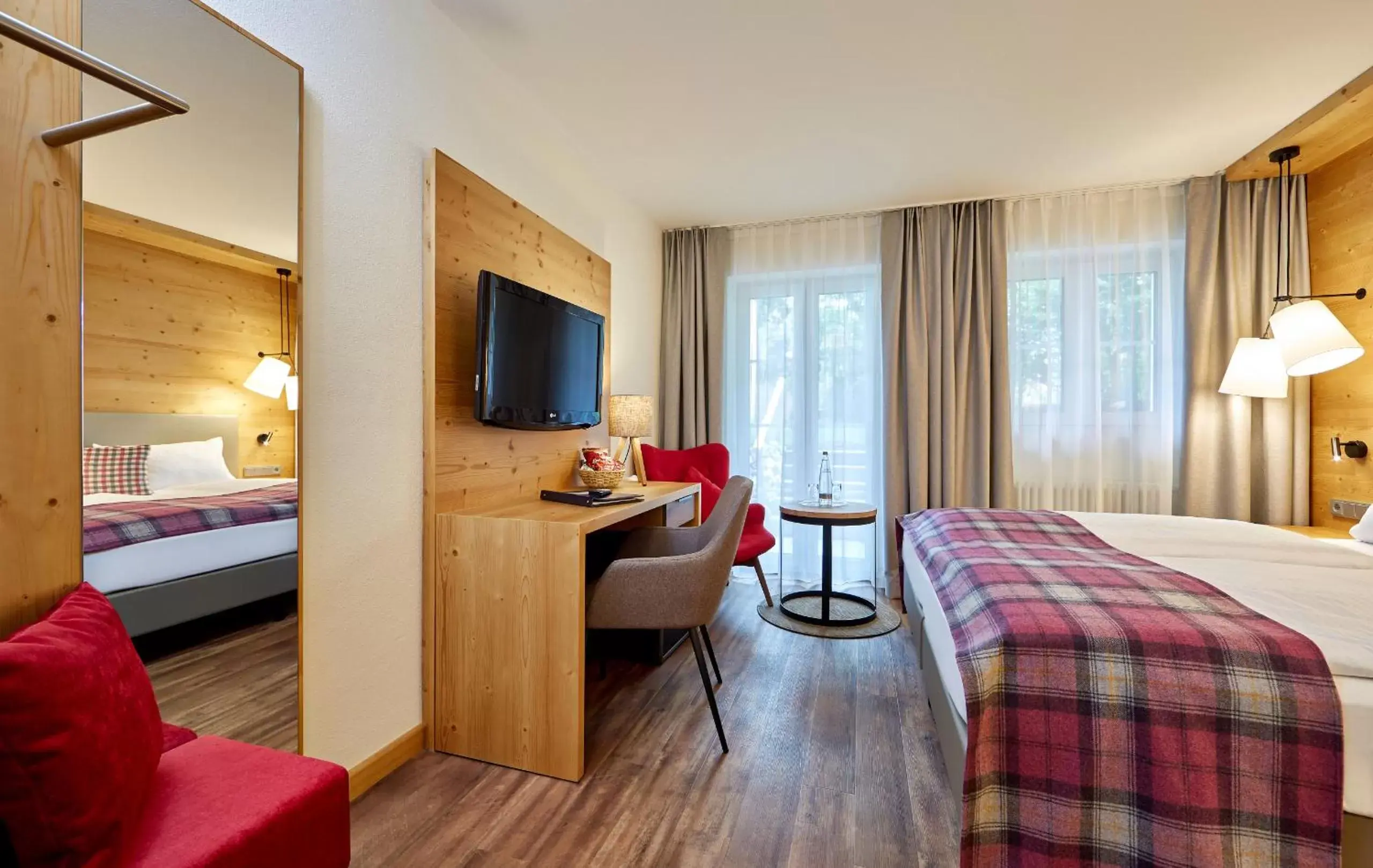 Bedroom, TV/Entertainment Center in Berghotel Hammersbach