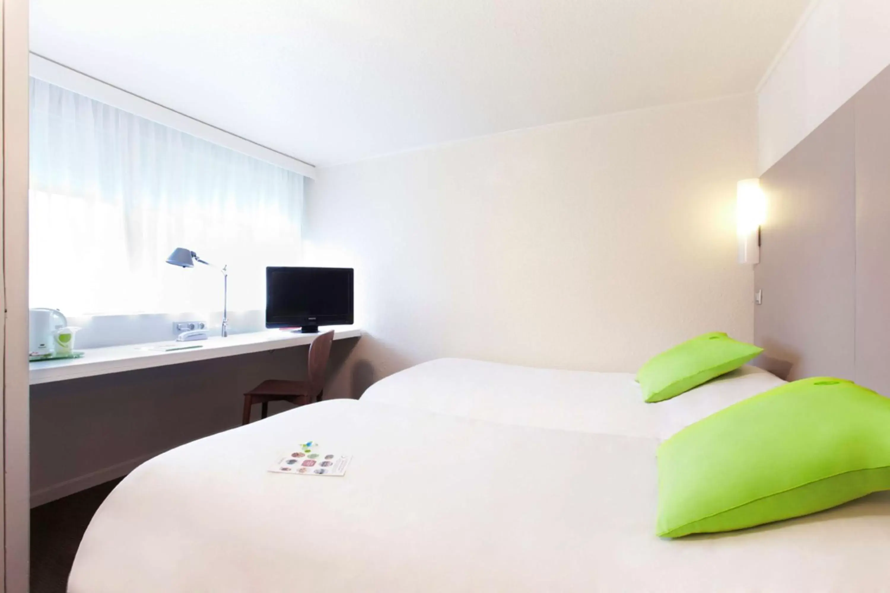 TV and multimedia, Bed in Campanile Cergy-Pontoise