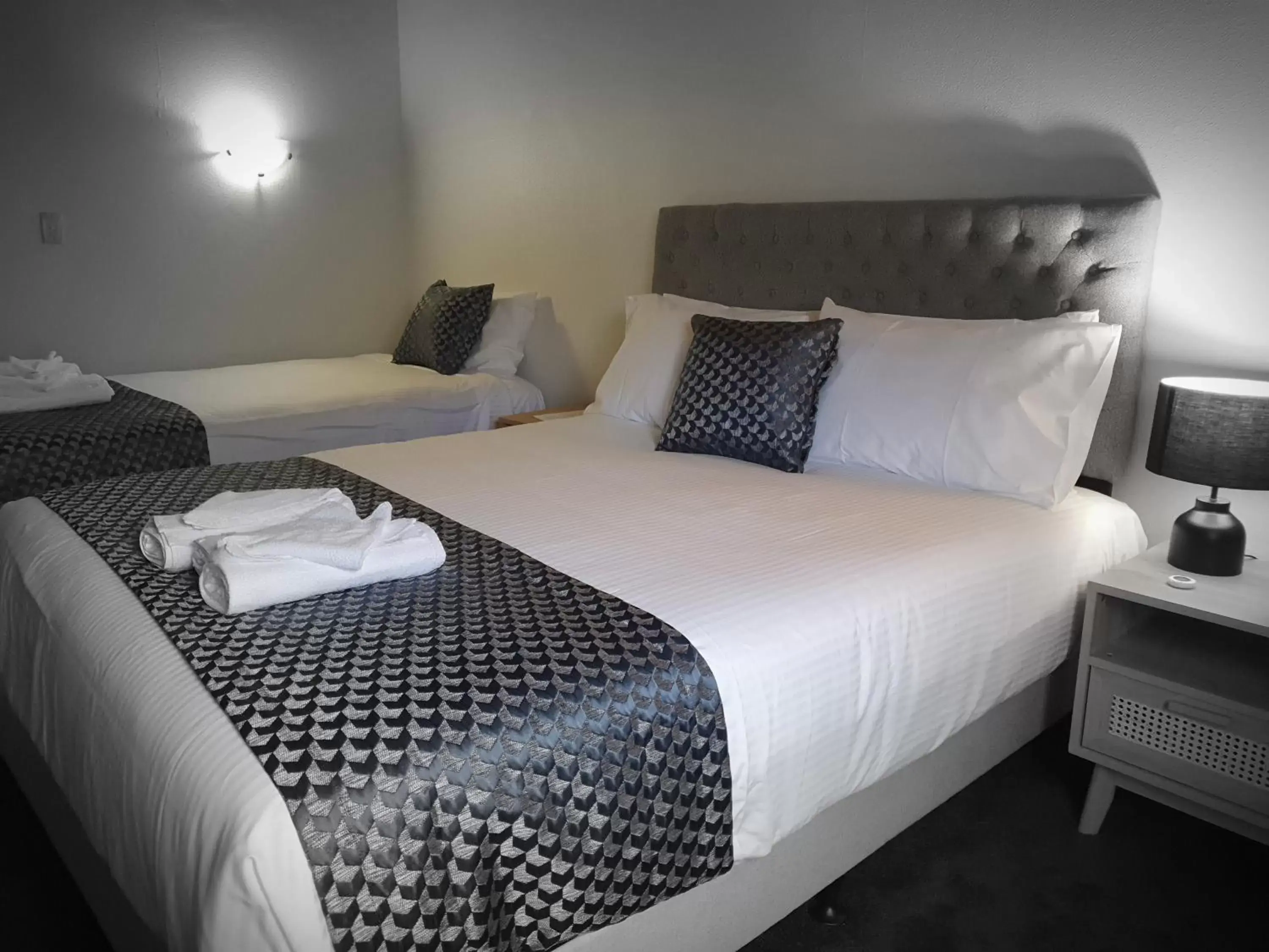Bed in Romano's Hotel & Suites Wagga Wagga