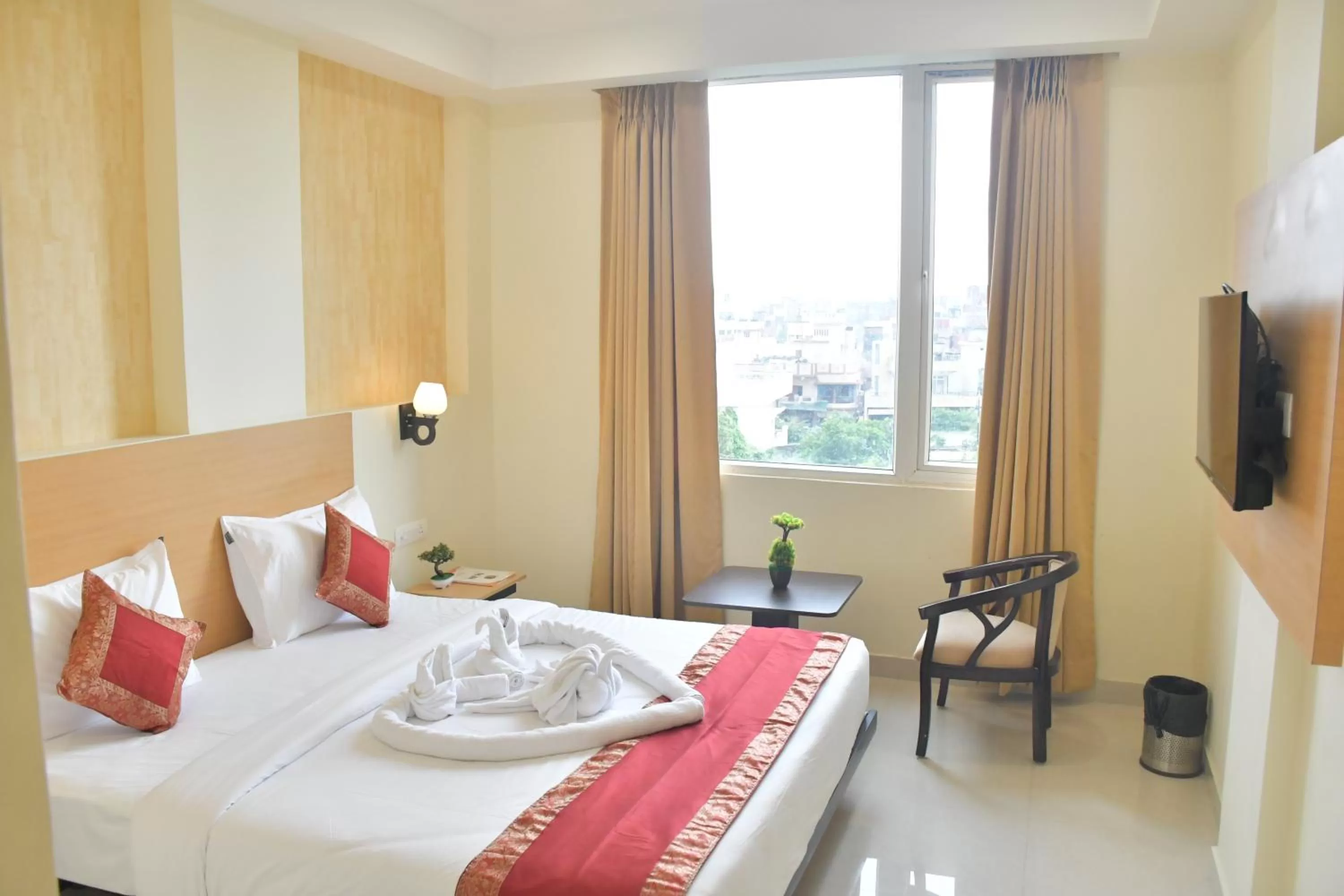 Bed in Hotel Yatharth Inn