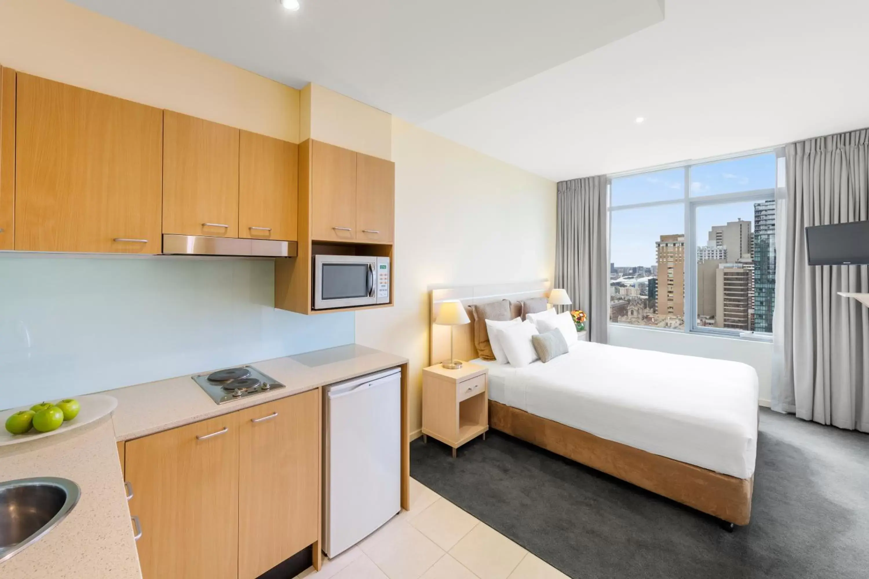 Kitchen or kitchenette, City View in Oaks Melbourne on Lonsdale Suites