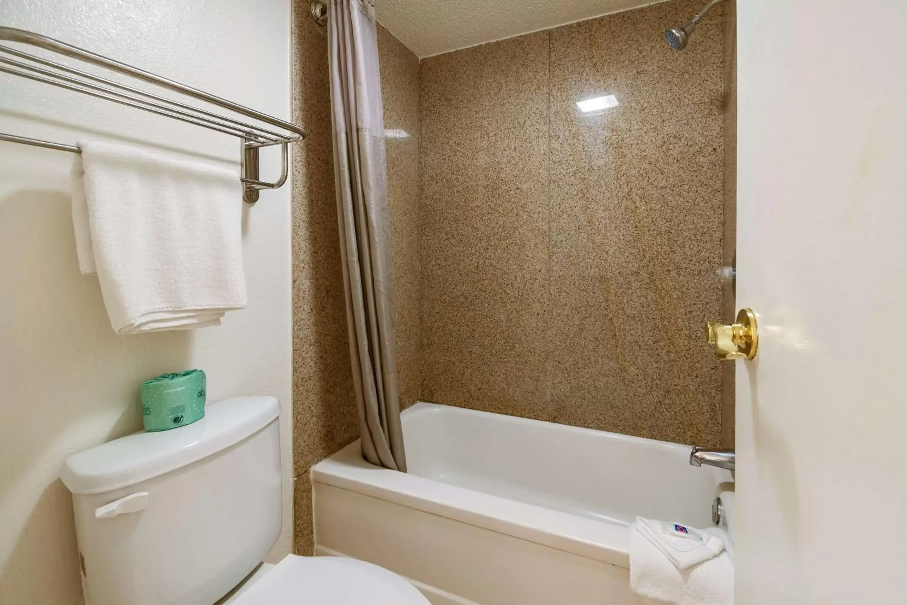 Shower, Bathroom in Motel 6-Grove City, OH