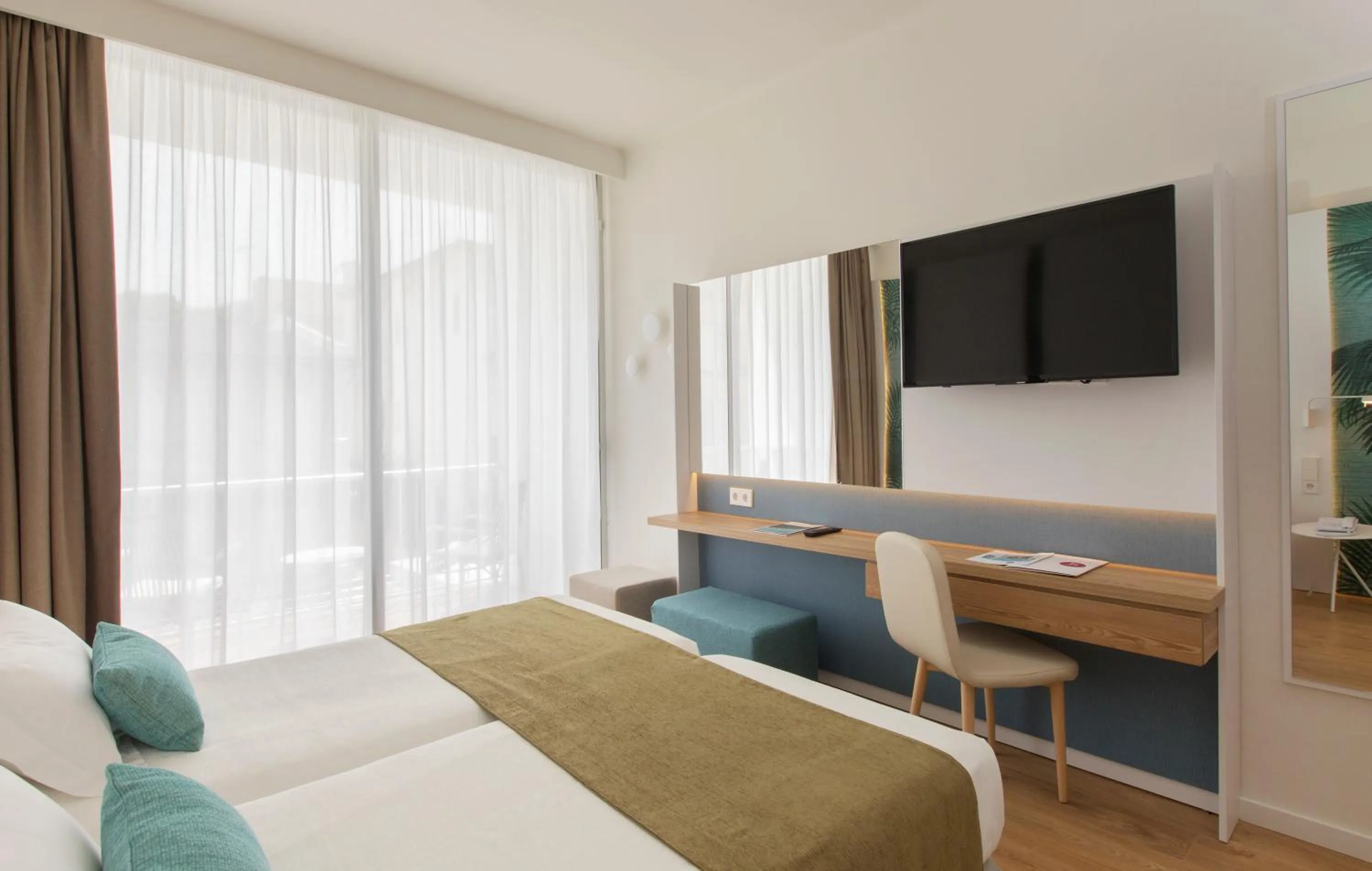 Photo of the whole room, Bed in JS Yate