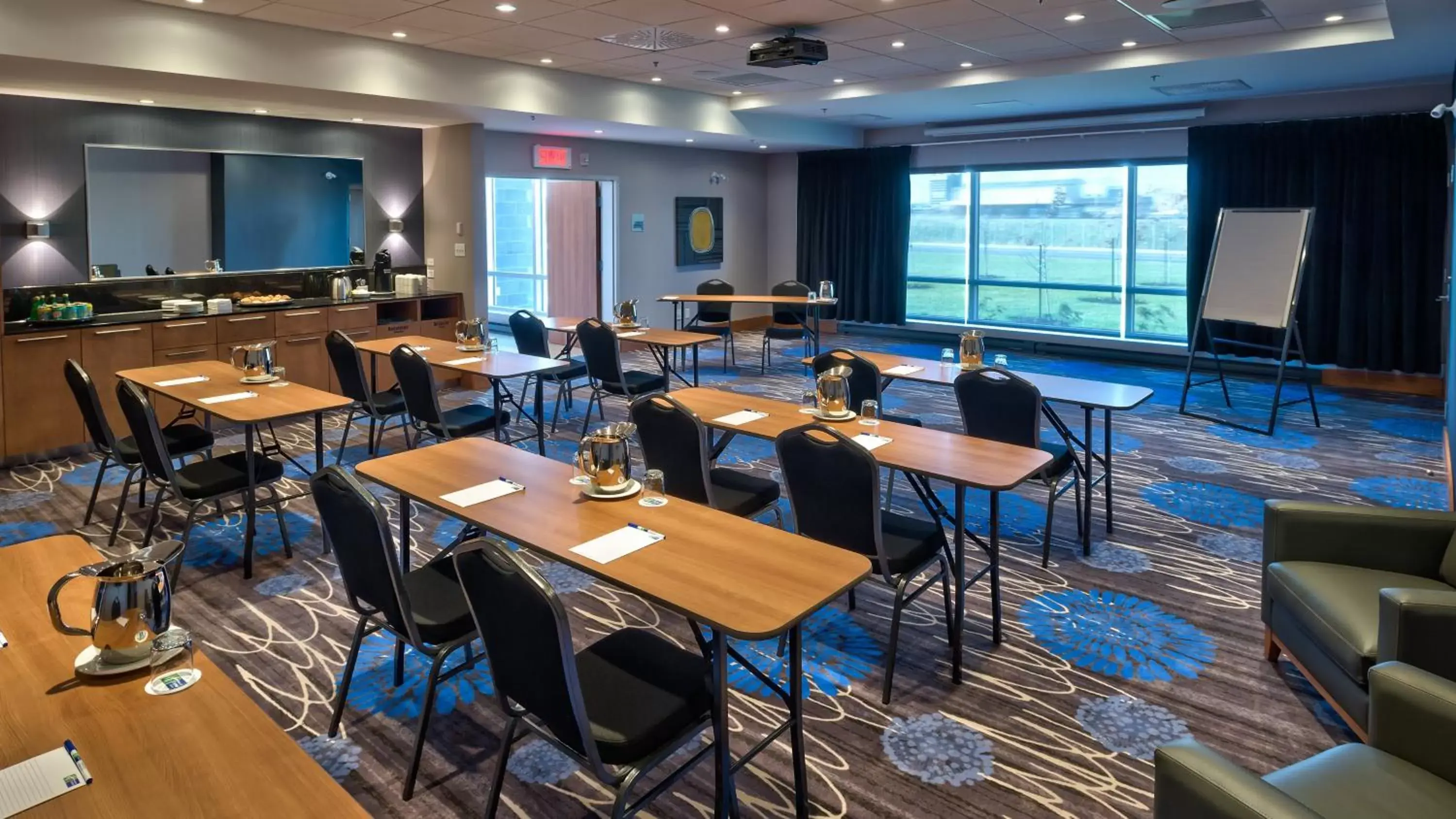 Meeting/conference room, Restaurant/Places to Eat in Holiday Inn Express & Suites Vaudreuil-Dorion, an IHG Hotel