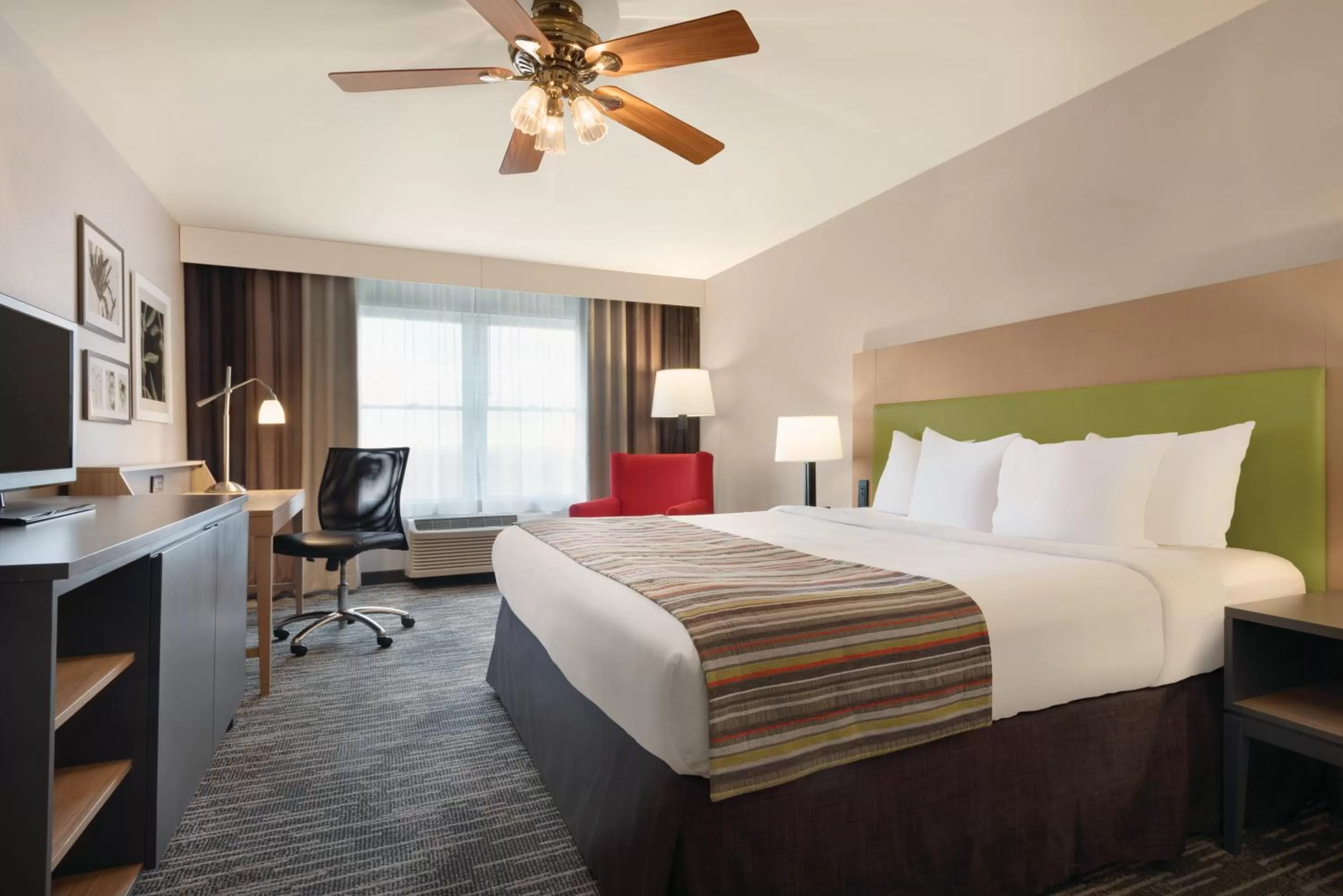 Photo of the whole room, Bed in Country Inn & Suites by Radisson, Galena, IL