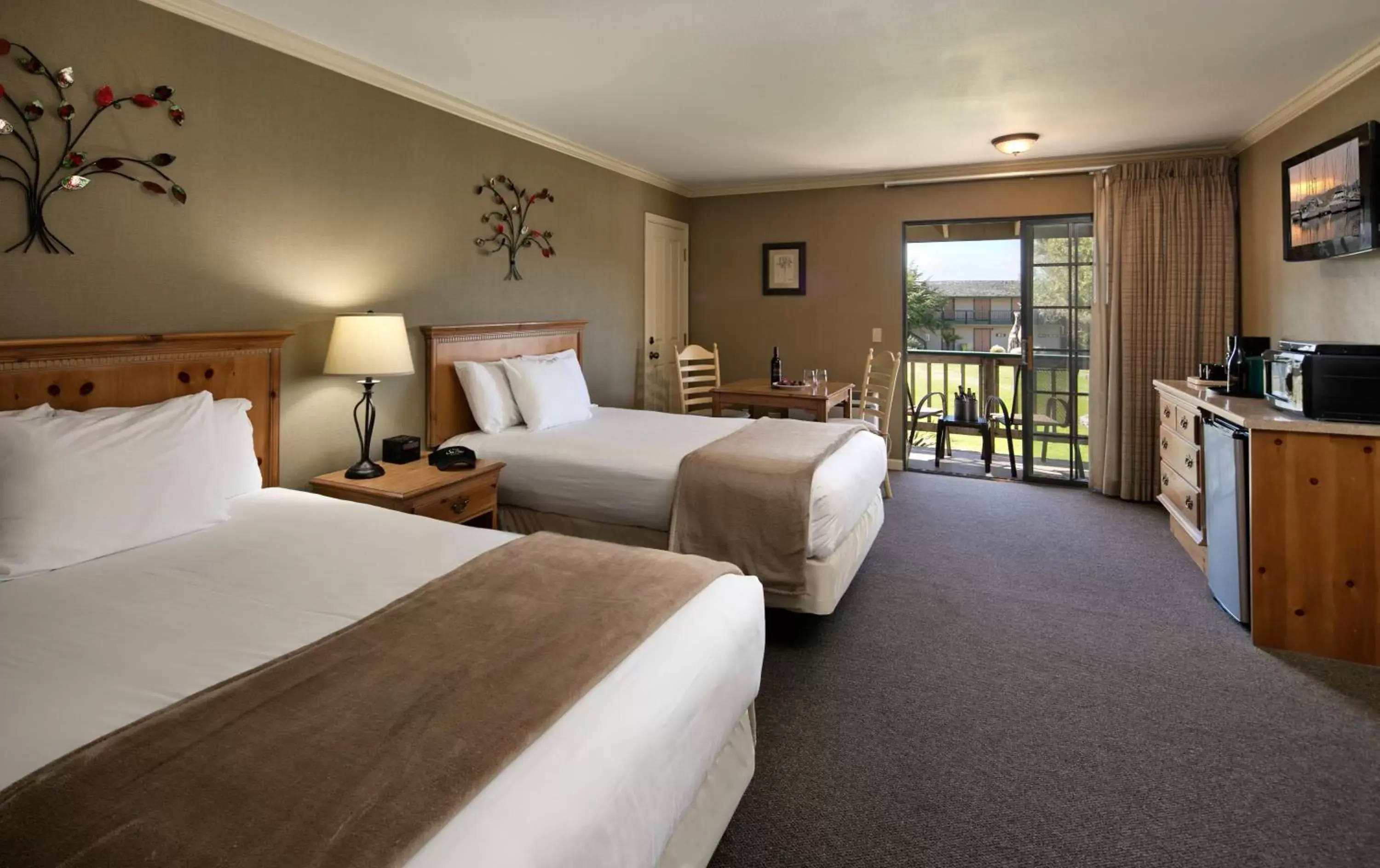 Photo of the whole room, Bed in Sea Pines Golf Resort