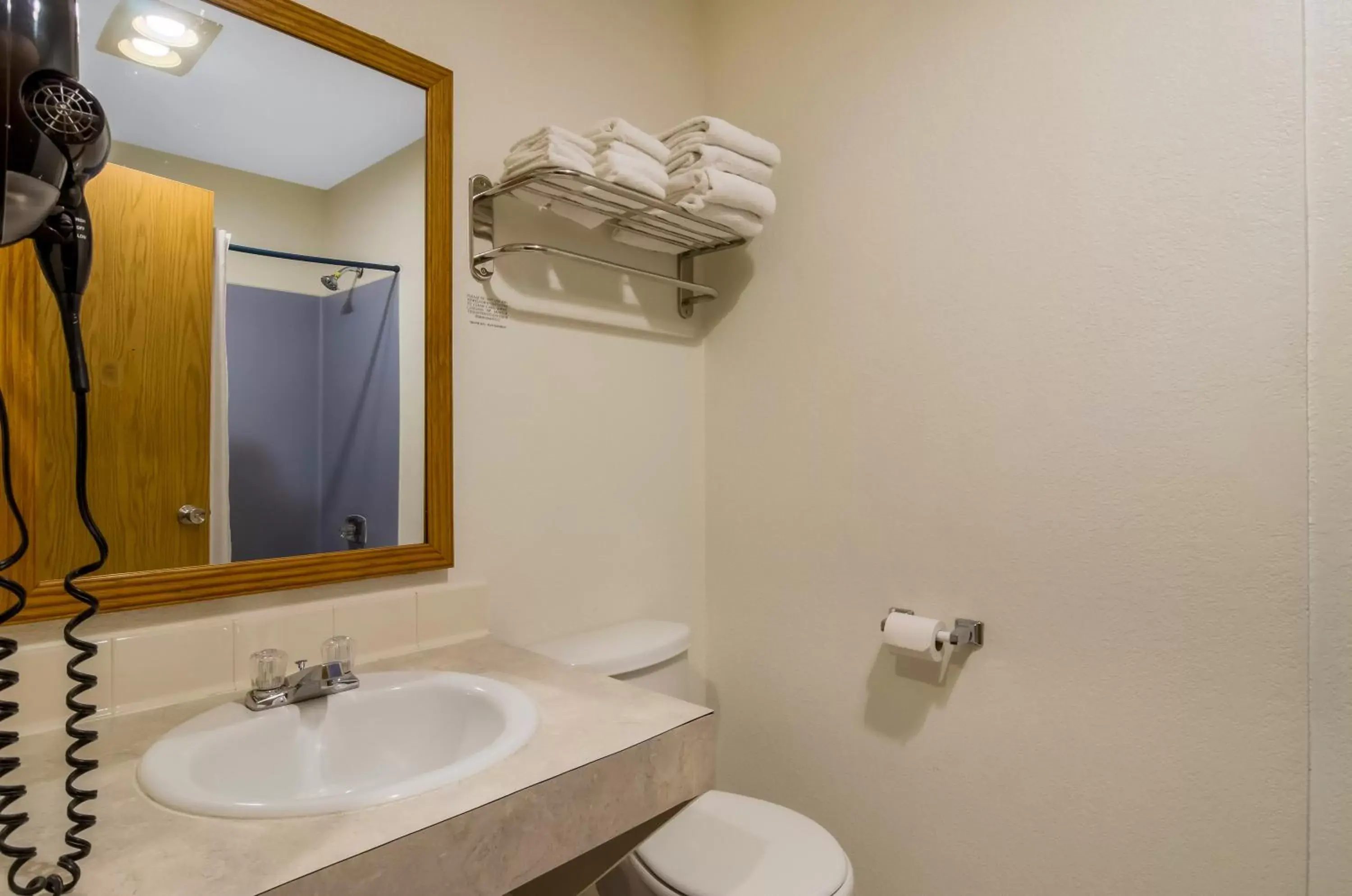 Bathroom in Rodeway Inn Enumclaw Mount Rainer-Crystal Mountain Area