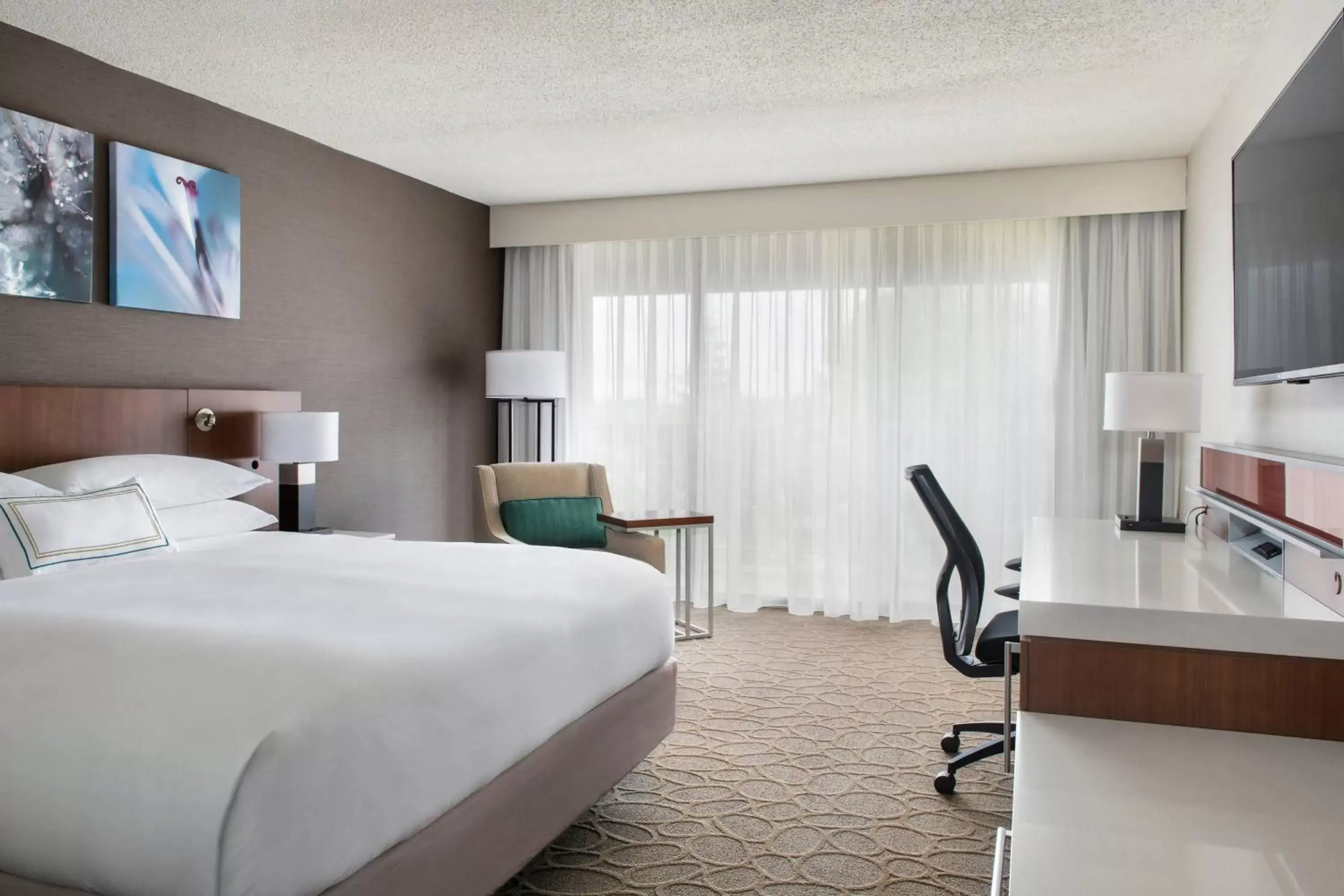 Photo of the whole room, Bed in Delta Hotels by Marriott Racine