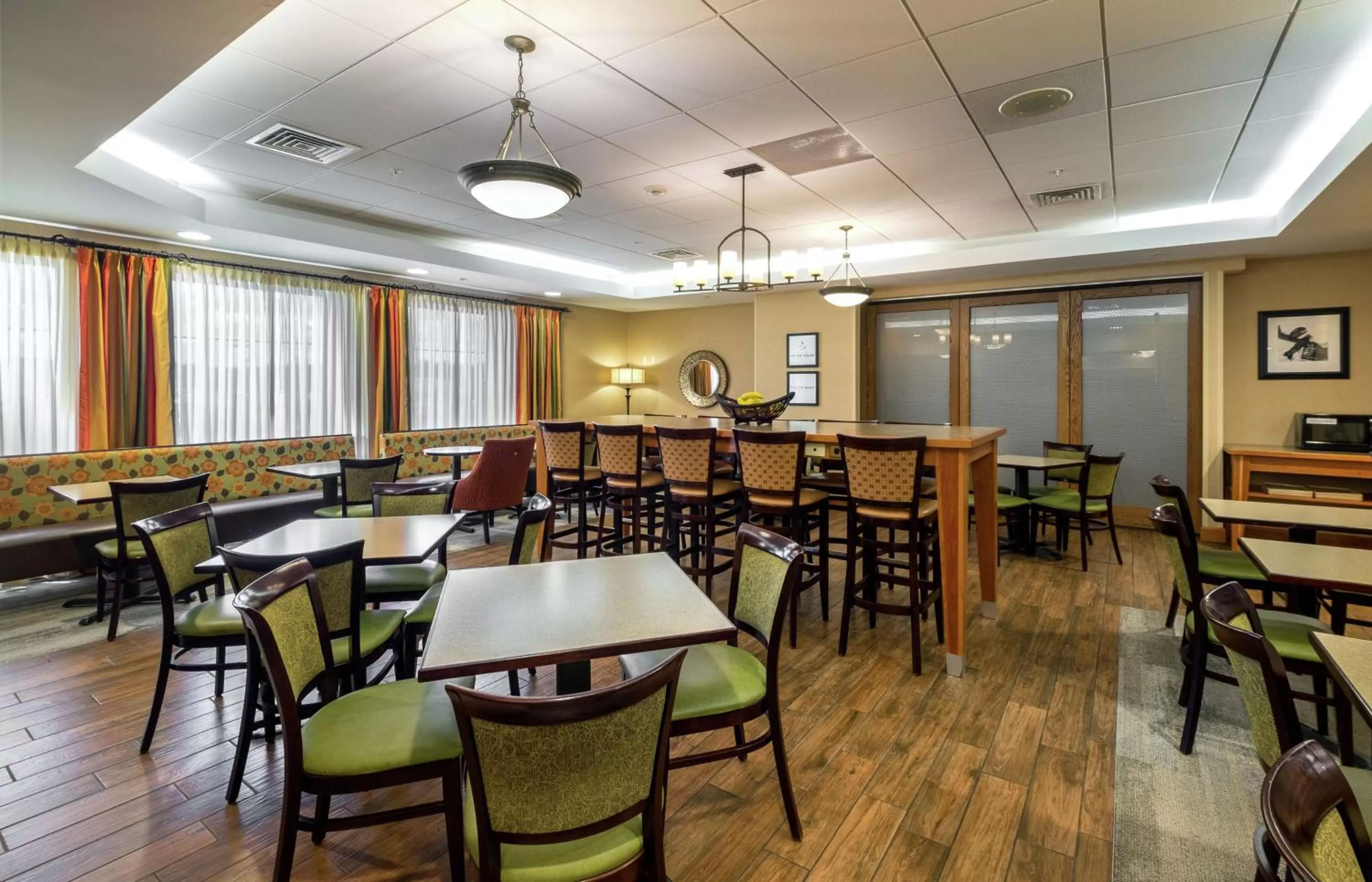 Dining area in Hampton Inn Waterville