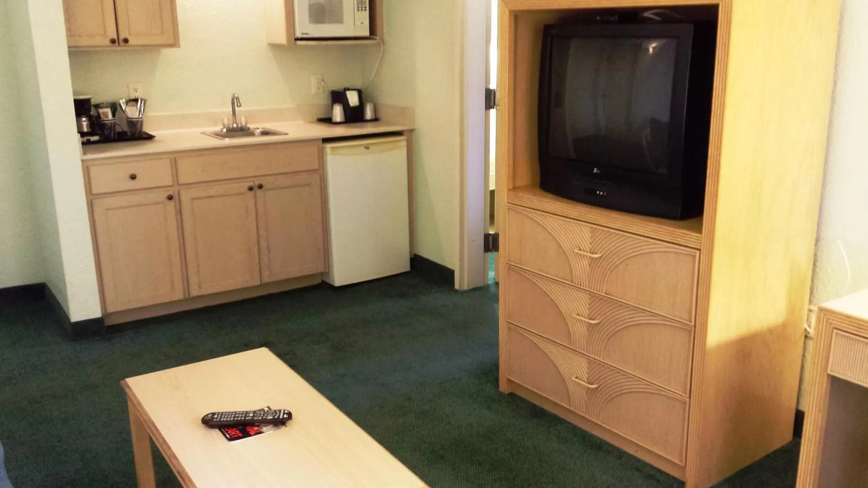 TV and multimedia, TV/Entertainment Center in Cocoa Beach Suites Hotel