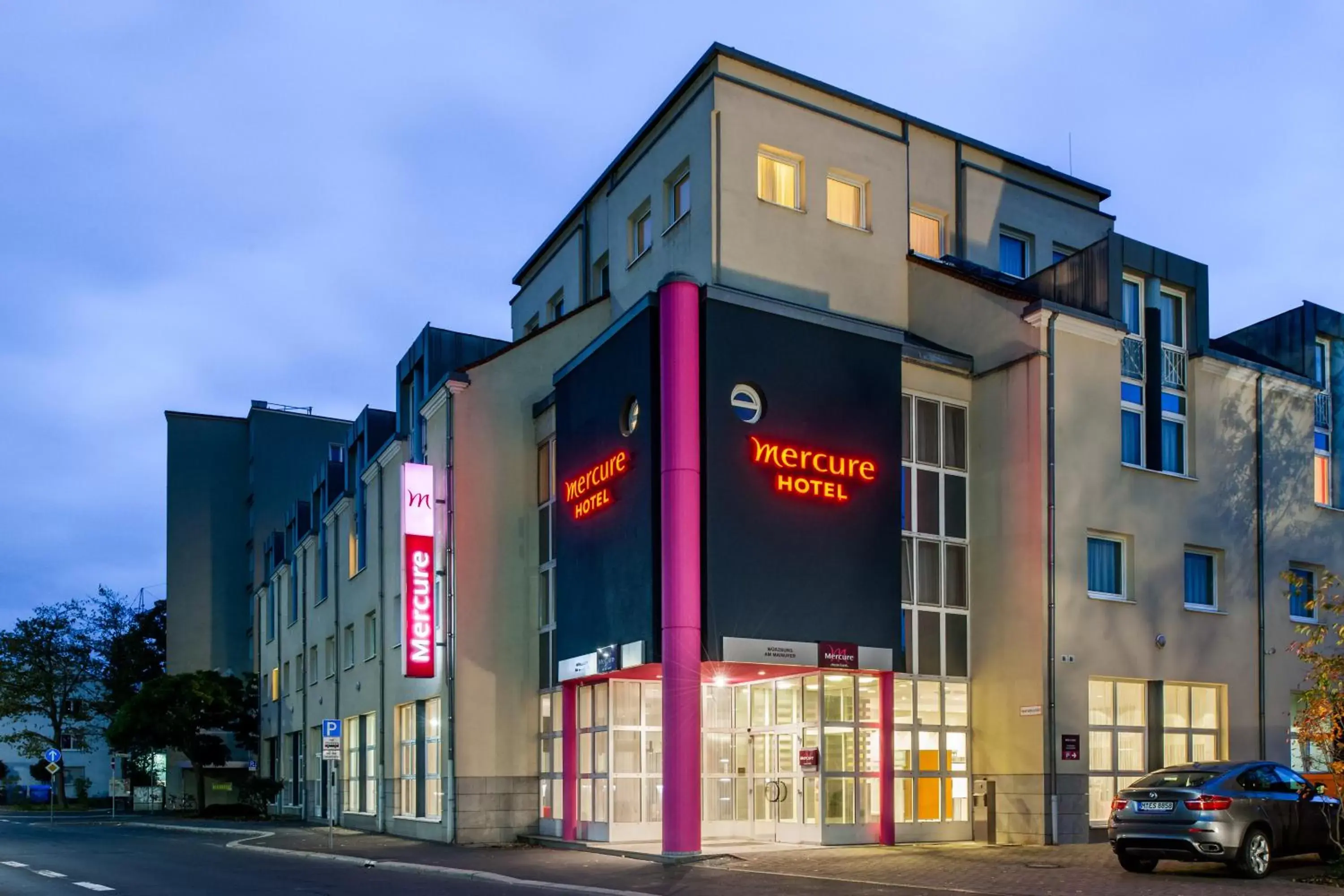 Facade/entrance, Property Building in Mercure Hotel Würzburg am Mainufer