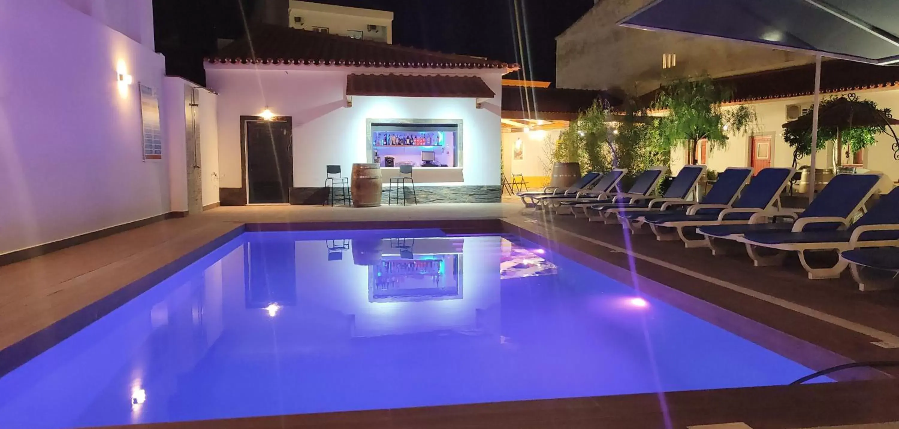 Lounge or bar, Swimming Pool in Luxury Palm Suites