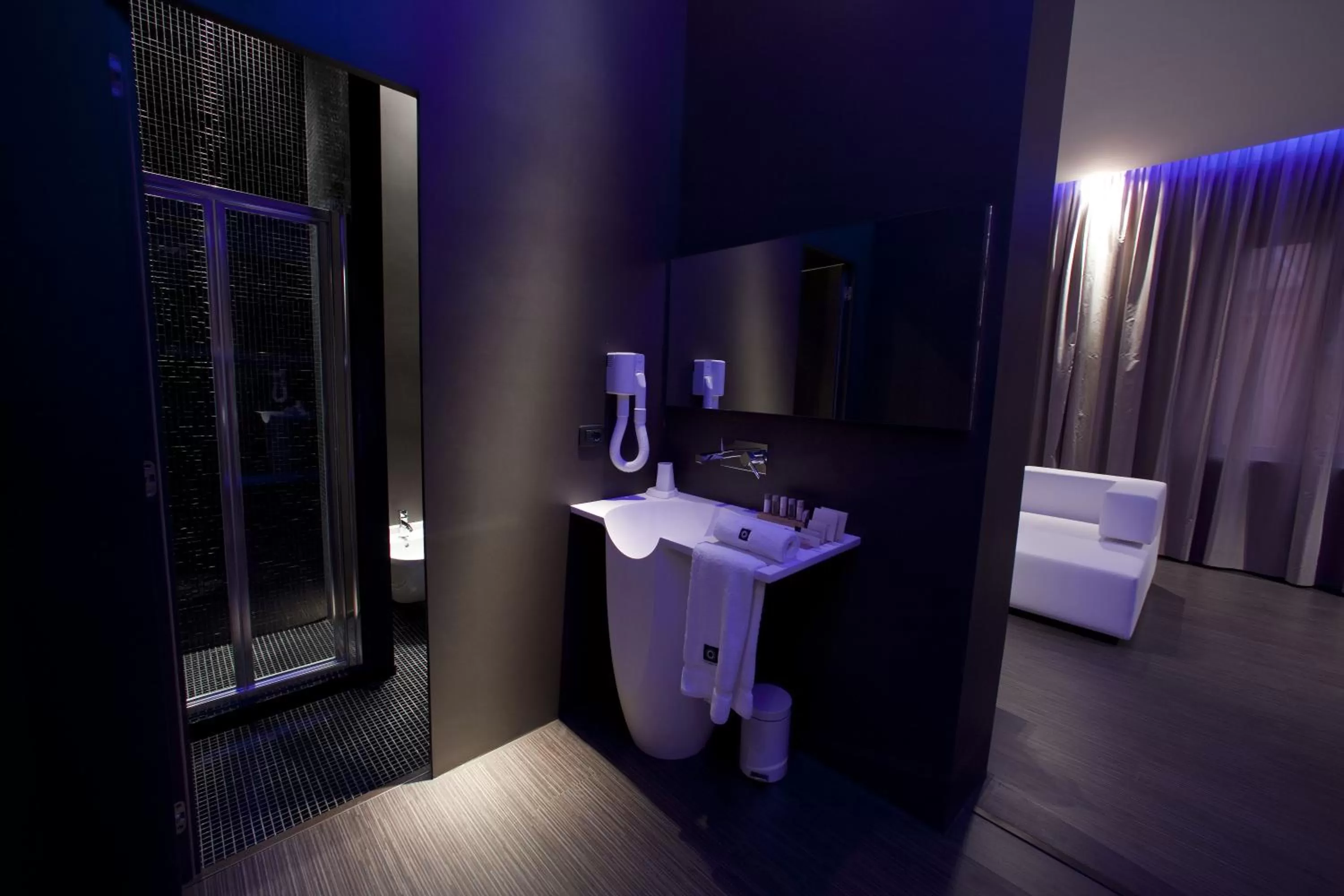 Bathroom, Bed in Le Camp Suite & Spa