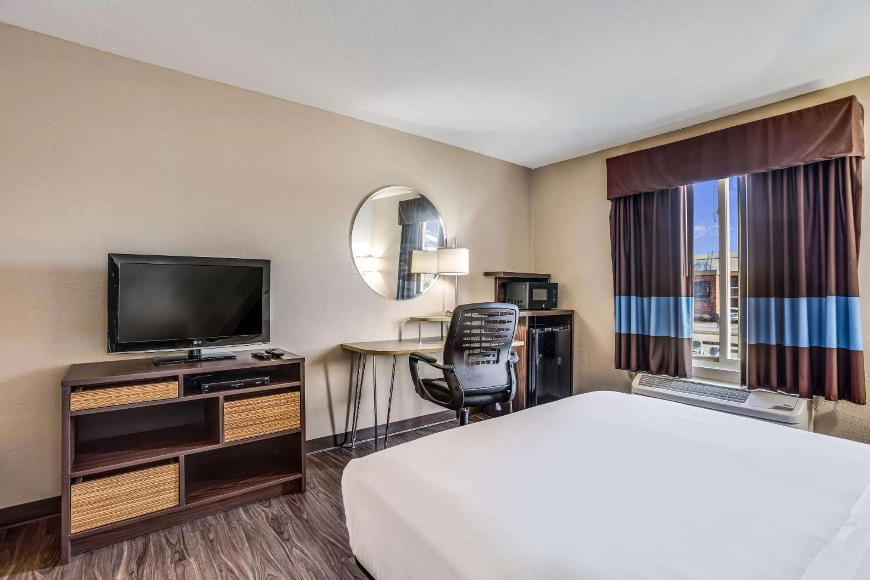 Photo of the whole room, Bed in Quality Inn Calvert City - Paducah East