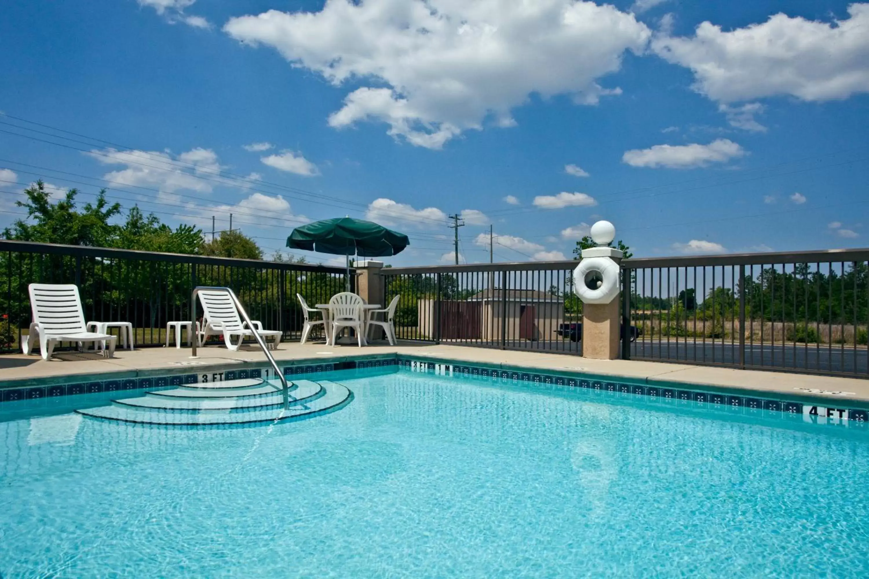 Swimming Pool in Holiday Inn Express & Suites Milton East I-10, an IHG Hotel