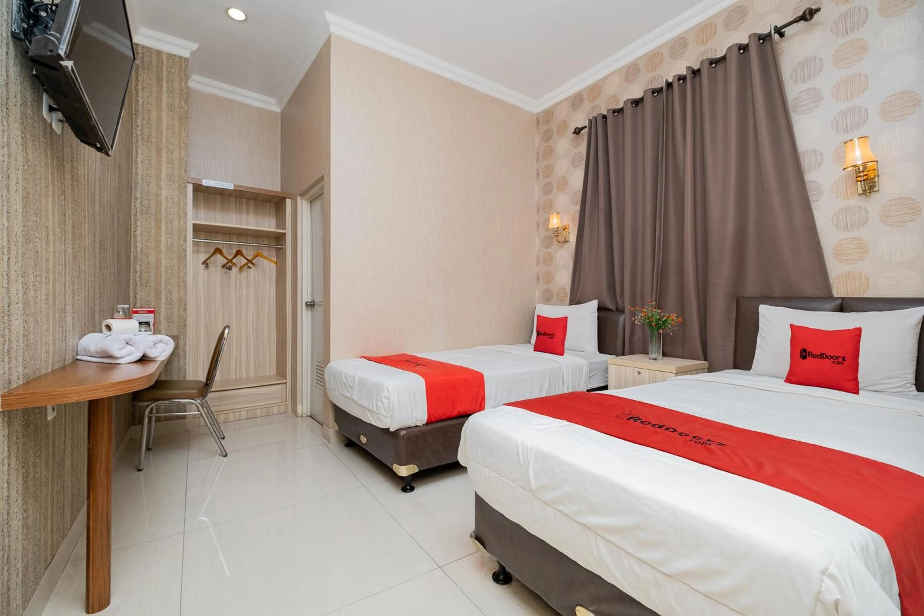Bed in RedDoorz Plus @ Cideng Barat