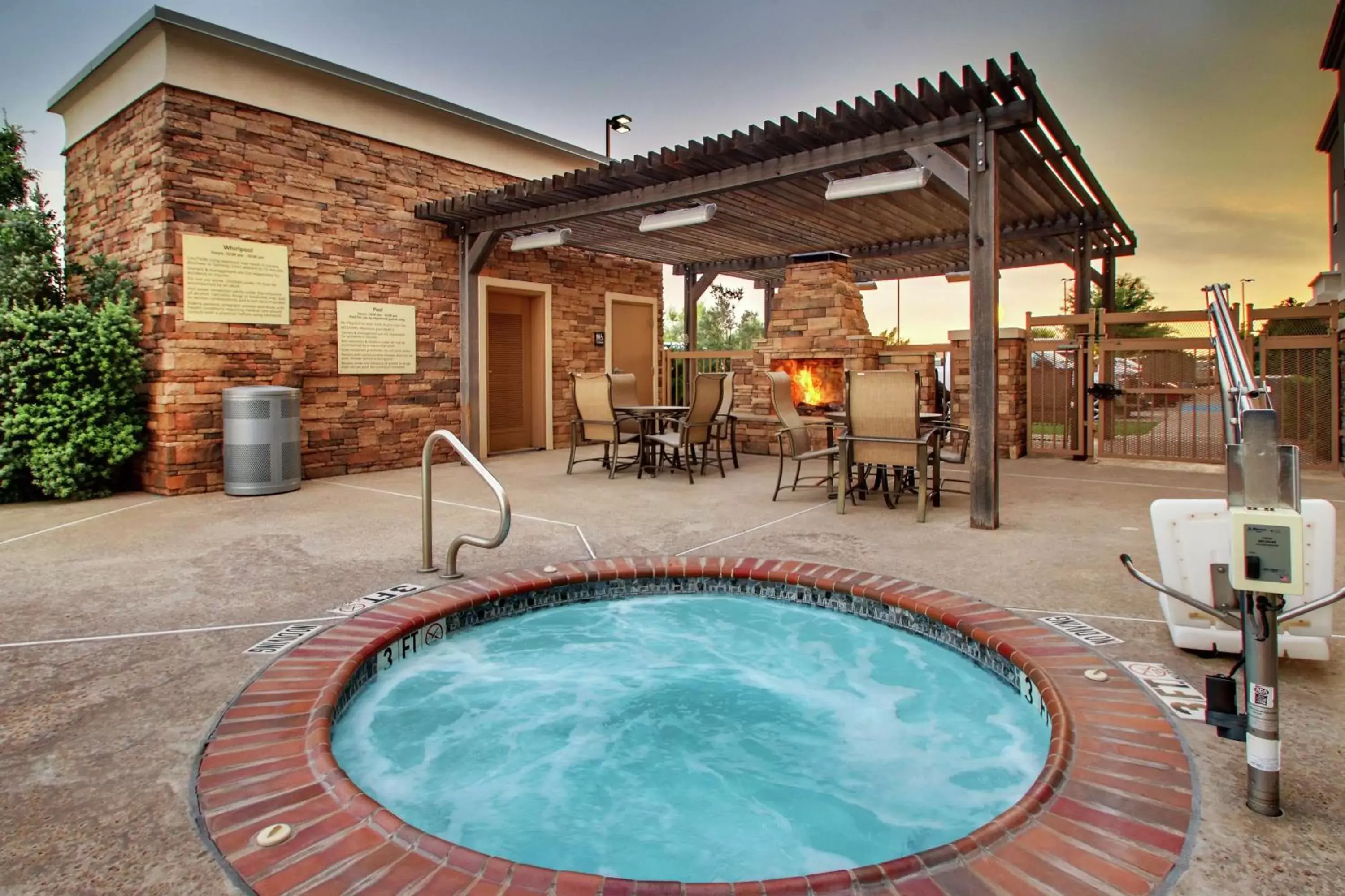 Hot Tub, Swimming Pool in Hampton Inn Vernon