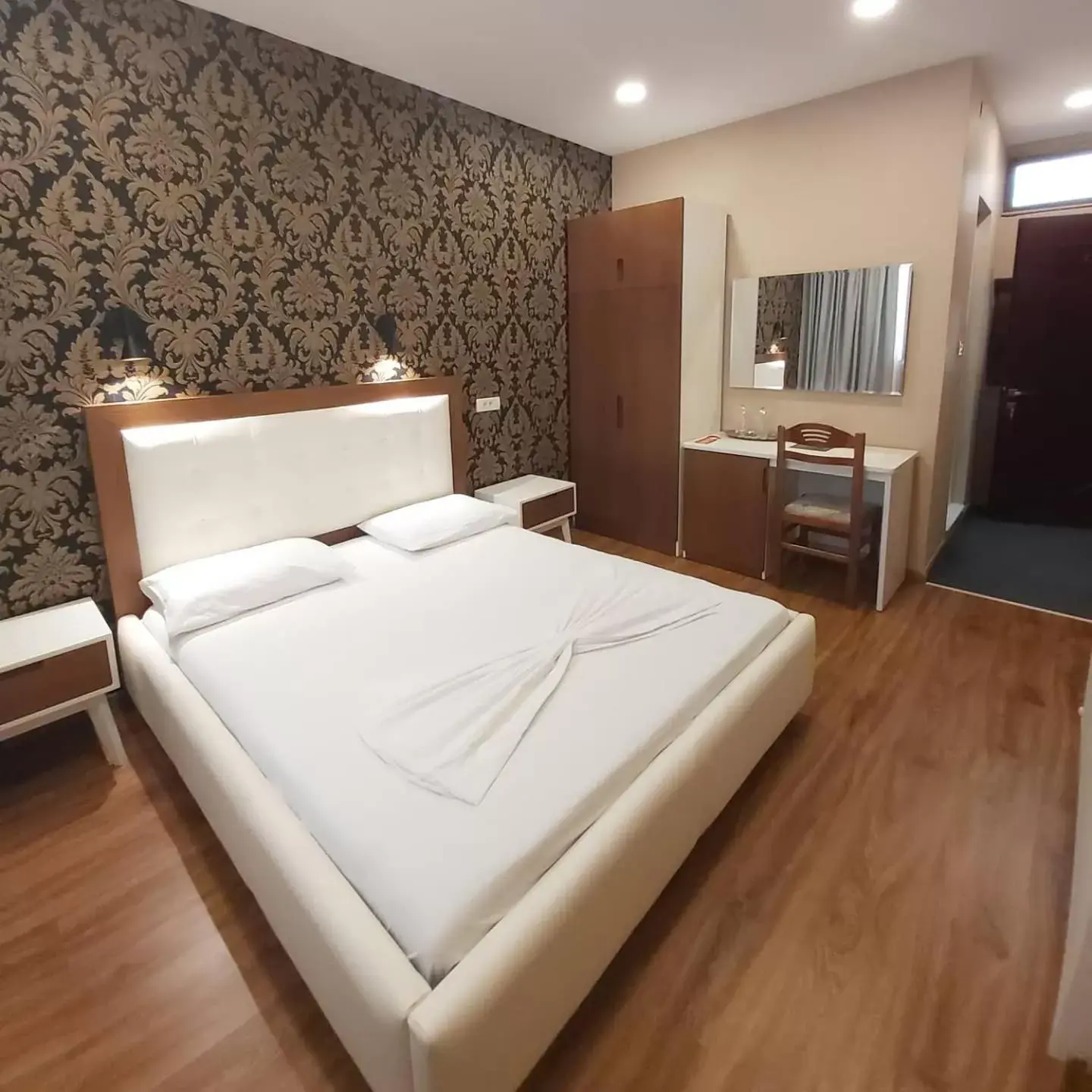 Shower, Bed in Hotel Kocibelli POOL & SPA Shower, Bed in Hotel Kocibelli POOL & SPA